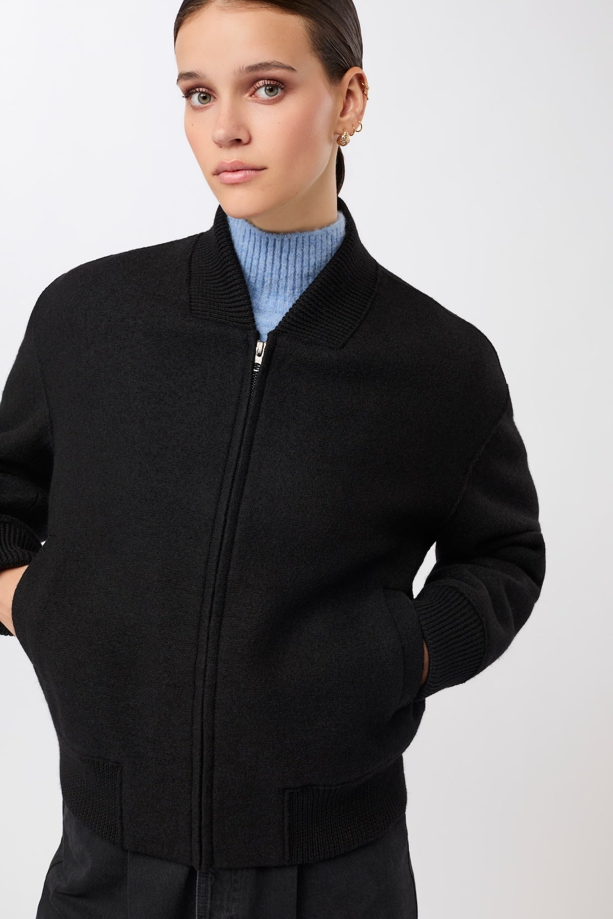 langerchen-90er-bomber-style-mit-rippe-black-aus-bio-wolle image 2