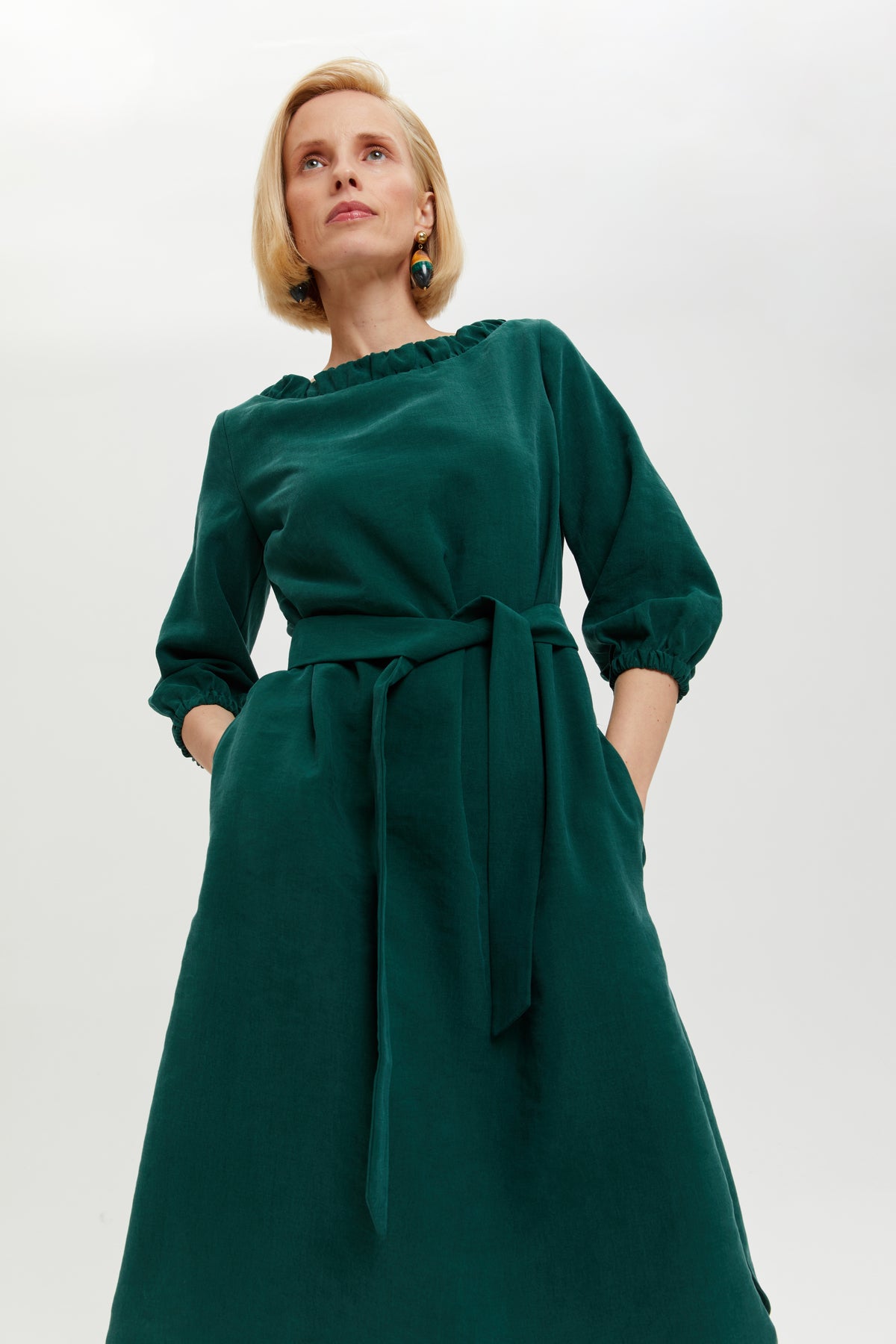 ayani-celine-elegantes-g-rtelkleid-mit-ausschnitt-element-in-forest-green image 4