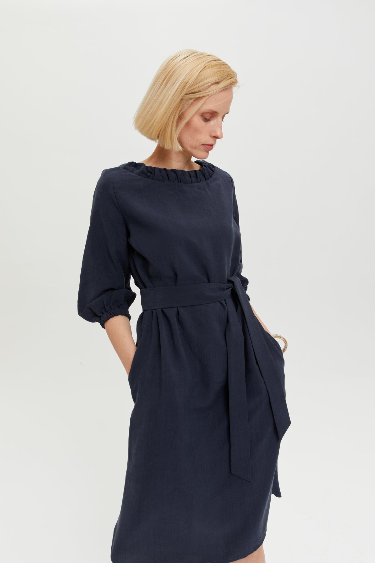 ayani-celine-elegantes-g-rtelkleid-mit-halsausschnitt-element-in-dunkelblau image 4