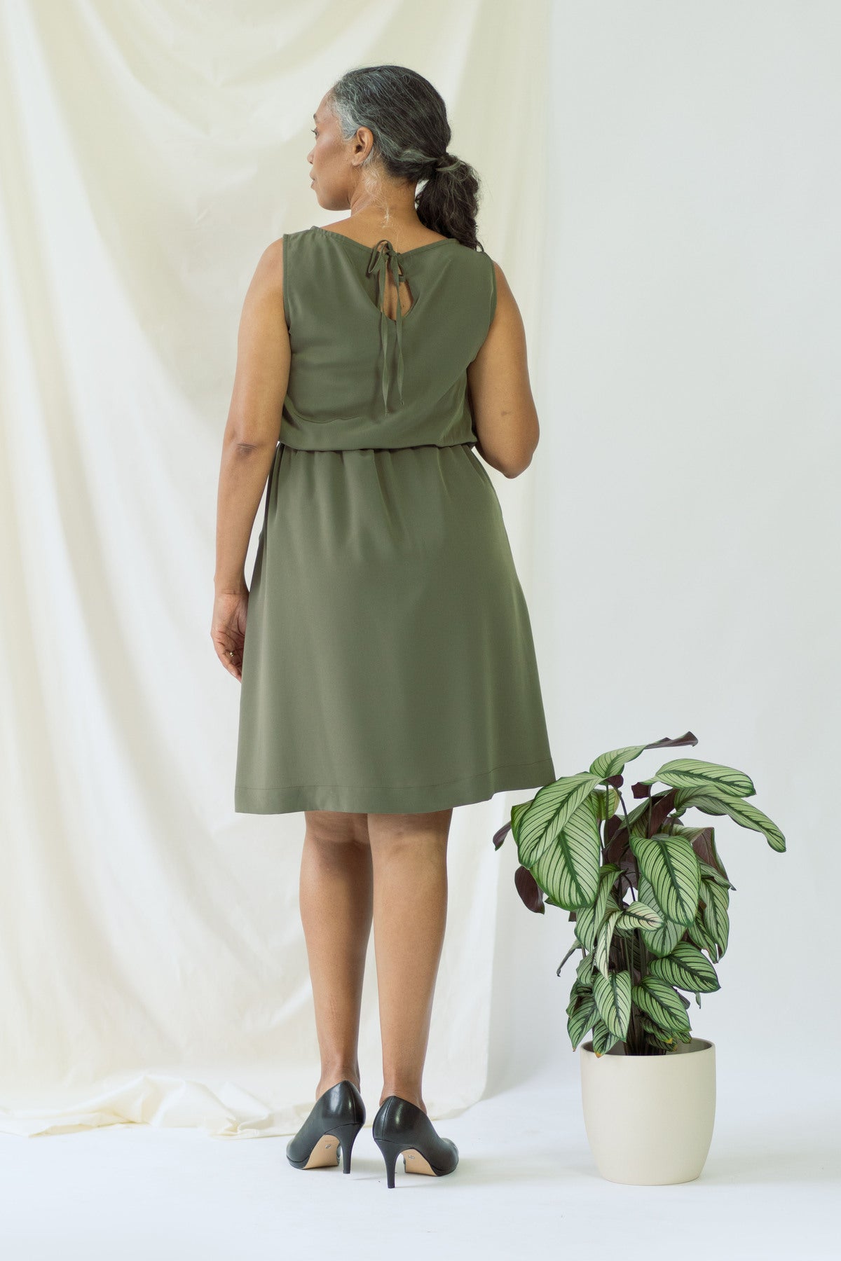 ayani-bella-rmelloses-drapiertes-kleid-in-olivegr-n image 7