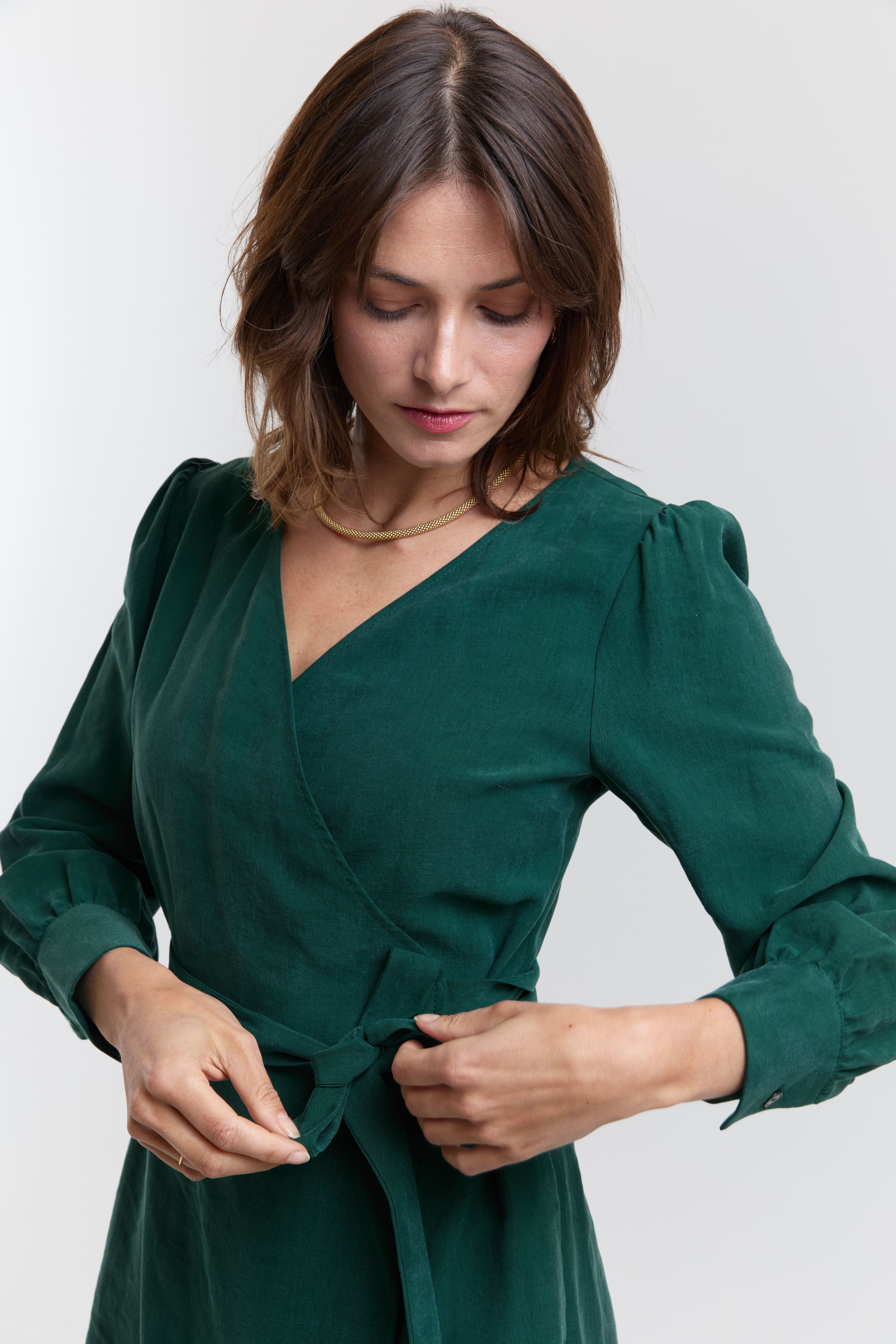 ayani-sophie-wickelkleid-mit-puff-rmeln-und-bindeg-rtel-in-forest-green image 5