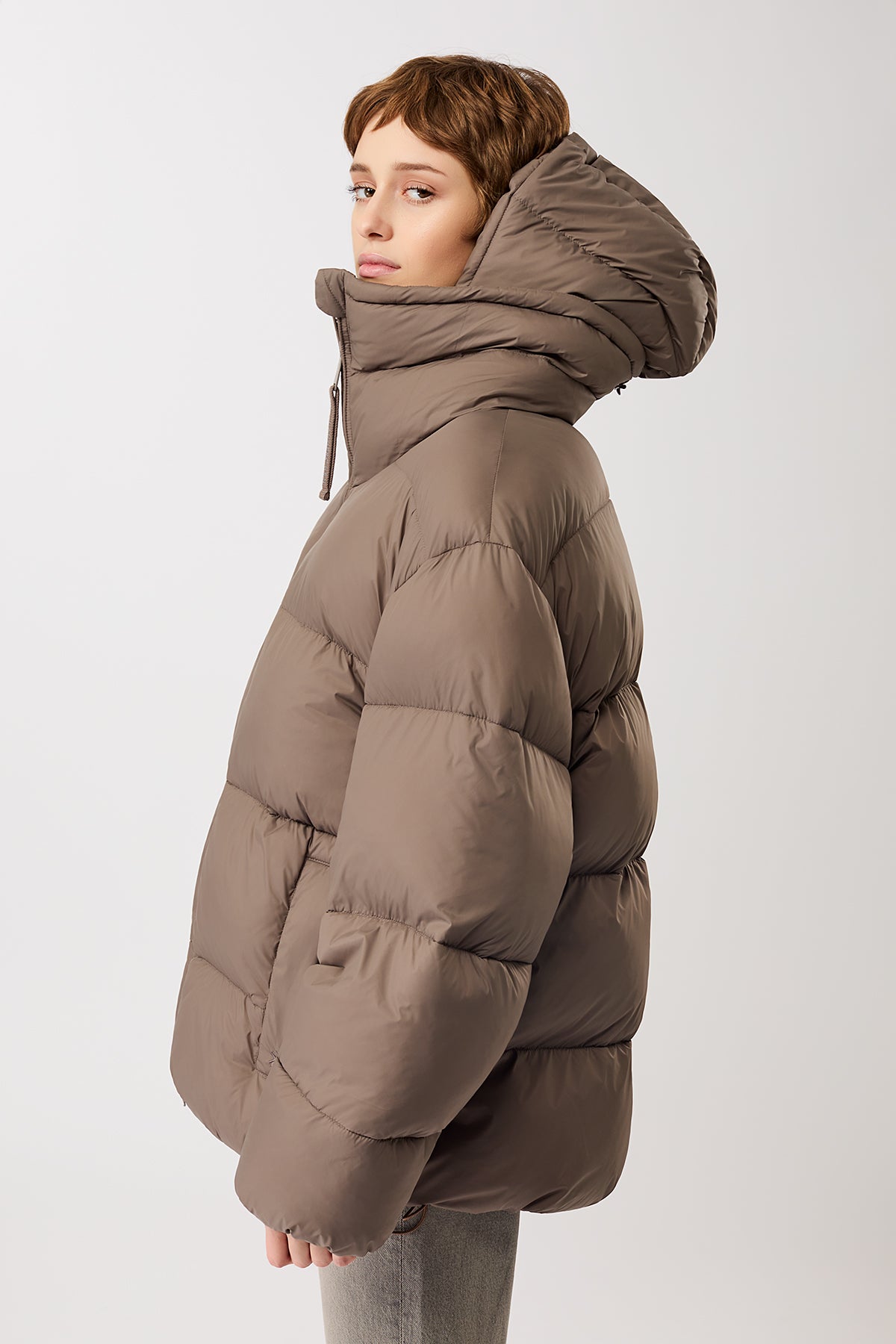 langerchen-steppjacke-mit-kragen-und-abnehmbarer-kapuze-in-concrete image 1