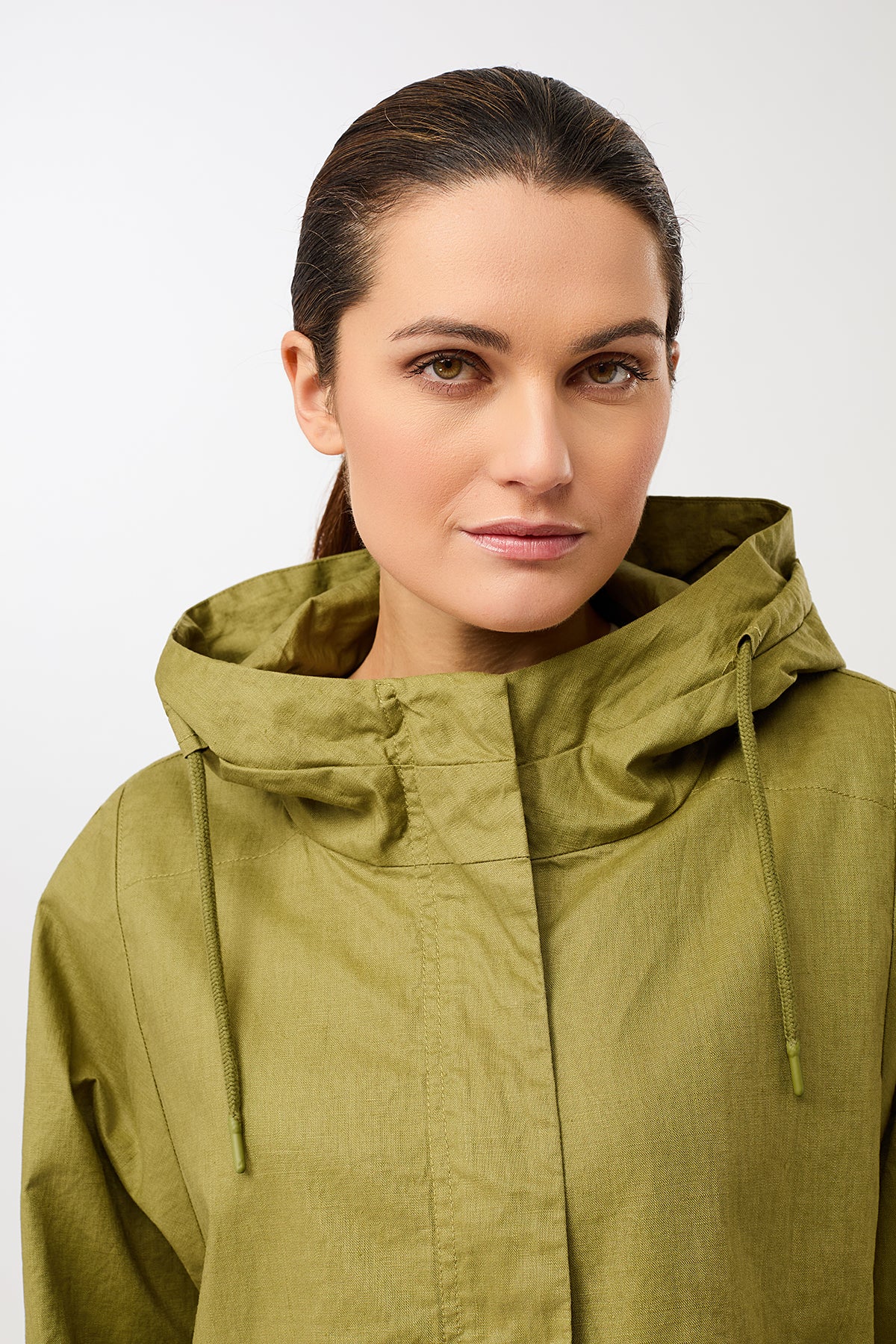 langerchen-outdoorjacke-aus-beschichtetem-leinen-kurze-jacke-in-green-olive image 2