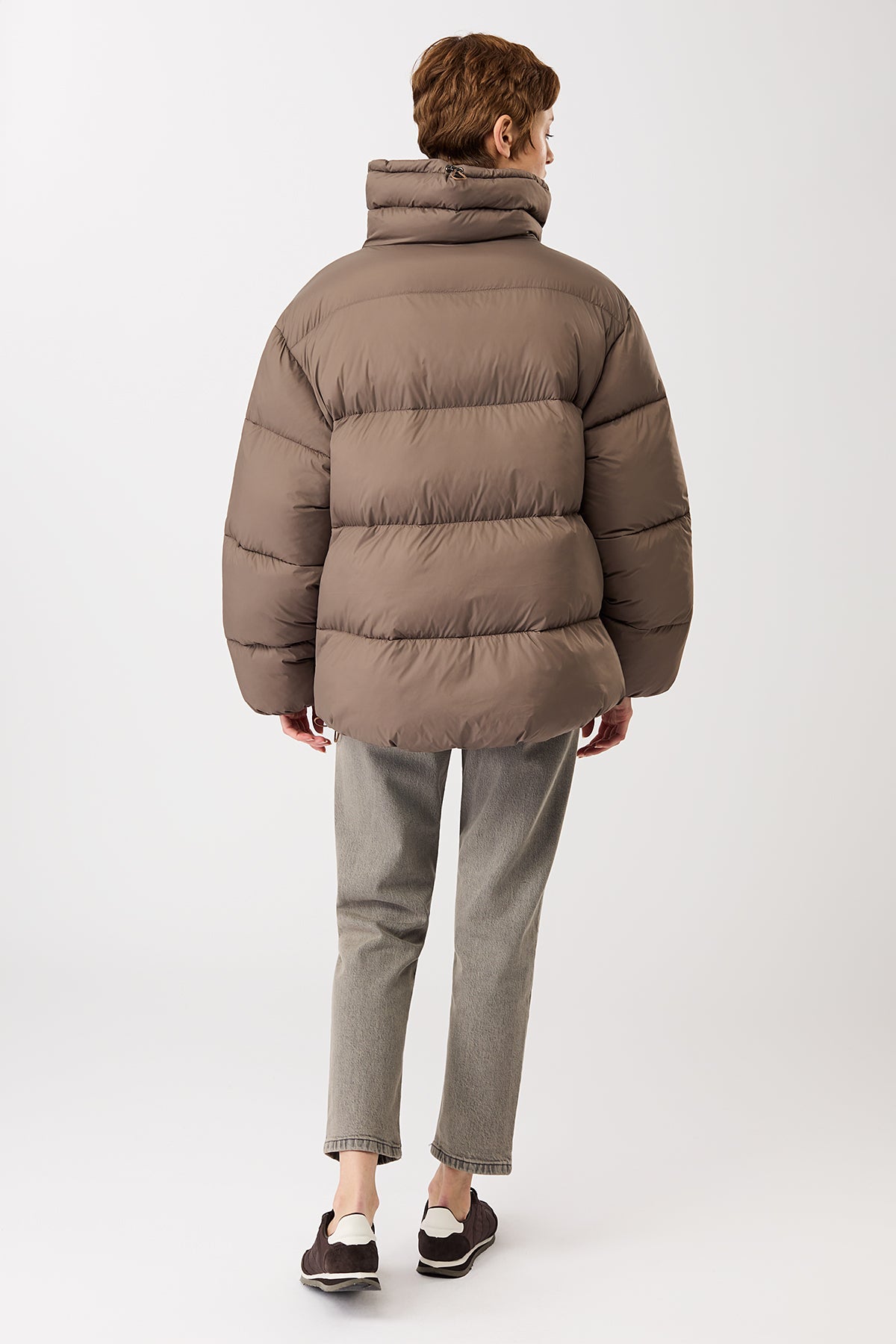 langerchen-steppjacke-mit-kragen-und-abnehmbarer-kapuze-in-concrete image 4