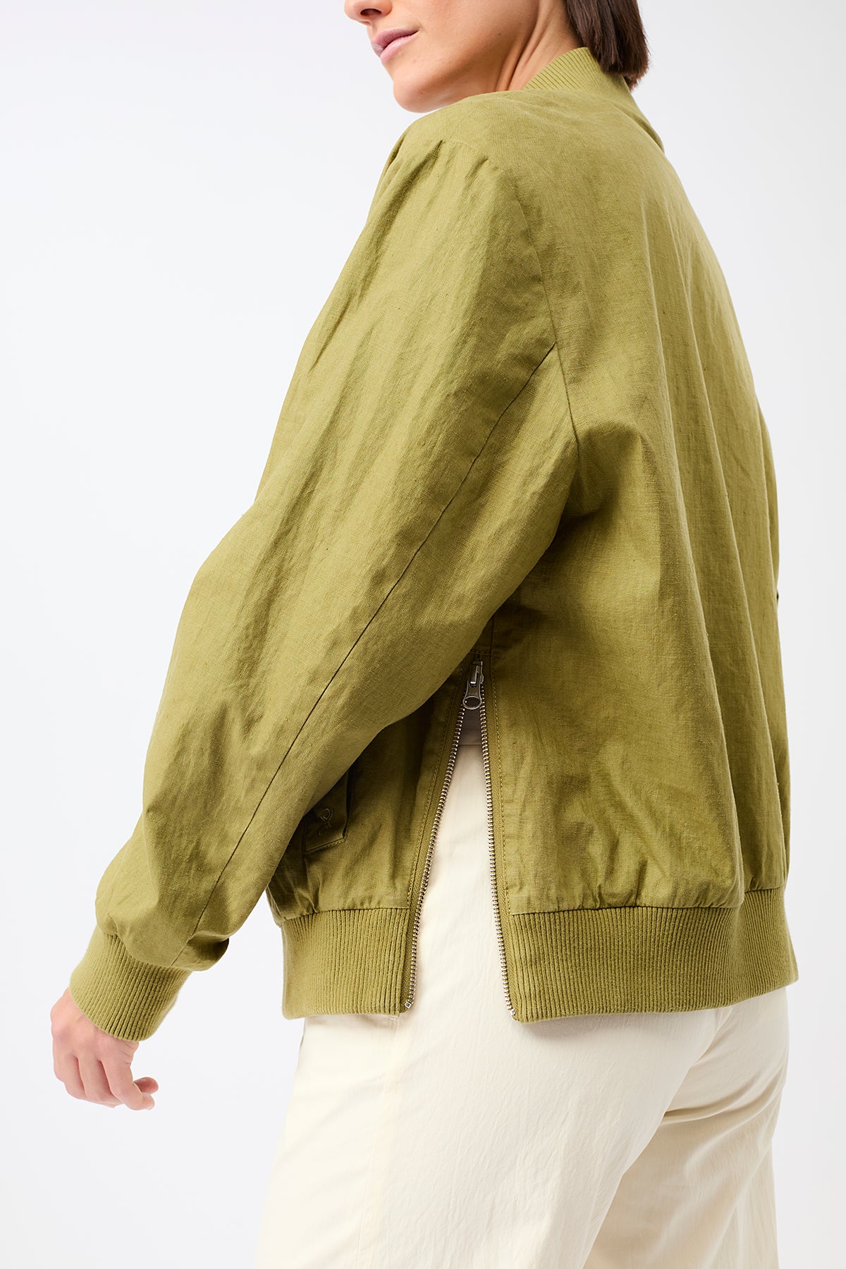 langerchen-bomberjacke-mit-seitlichen-rei-verschl-ssen-blouson-in-green-olive image 2