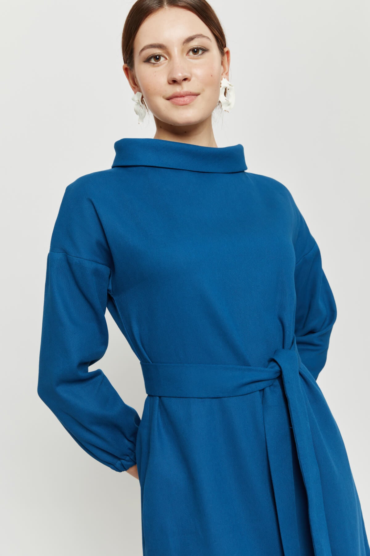 ayani-amalia-midi-winterkleid-mit-hohem-rundhals-in-petrolblau image 4