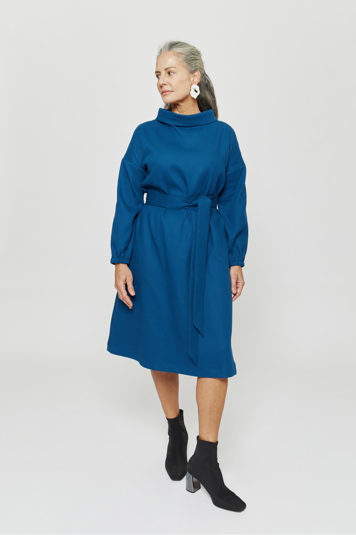 ayani-amalia-midi-winterkleid-mit-hohem-rundhals-in-petrolblau image 7