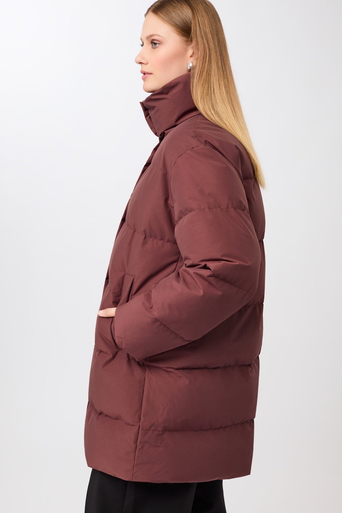 langerchen-jacke-mit-stehkragen-aus-eco-daune-kurze-jacke-burgundy image 3