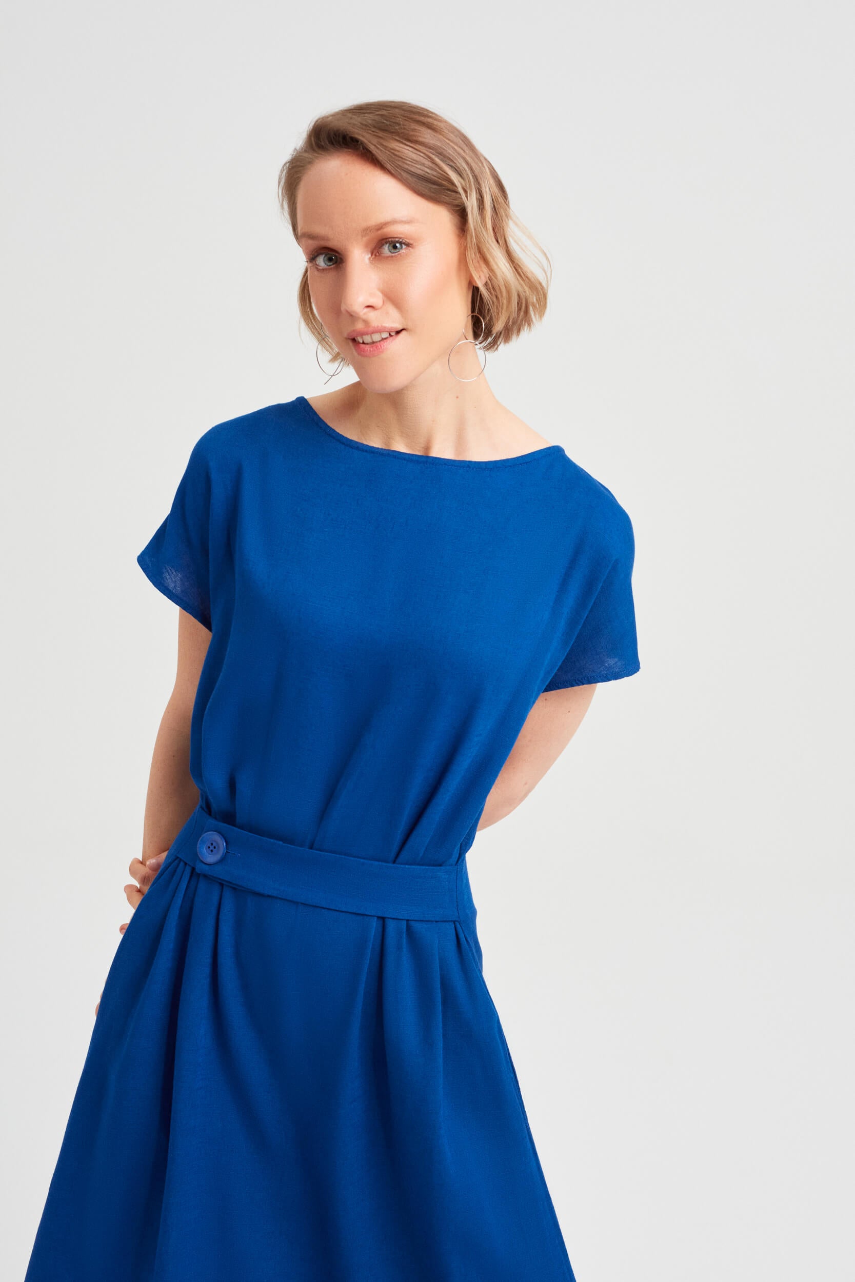 ayani-sati-midi-kleid-mit-bootsausschnitt-in-ozeanblau image 4
