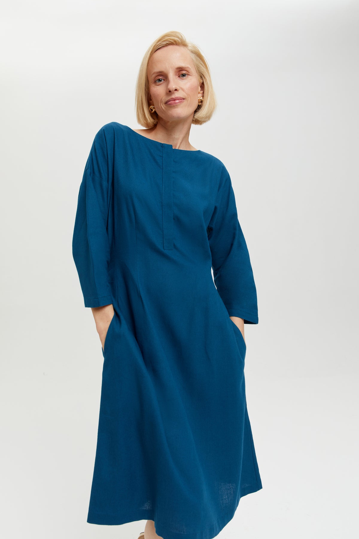 ayani-lusin-midi-leinenkleid-mit-knopfleiste-in-petrol-blue image 1