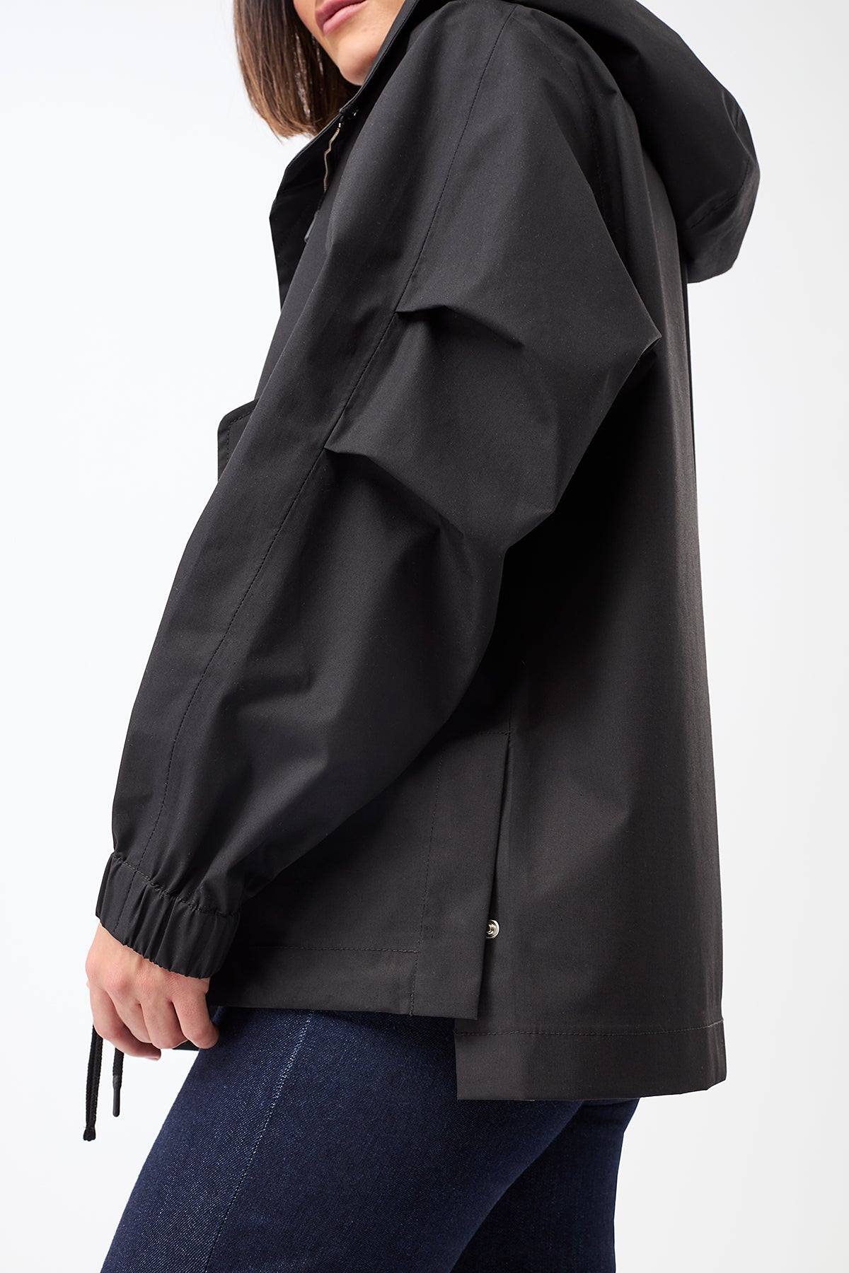 langerchen-kapuzenjacke-mit-falten-am-arm-in-black image 2