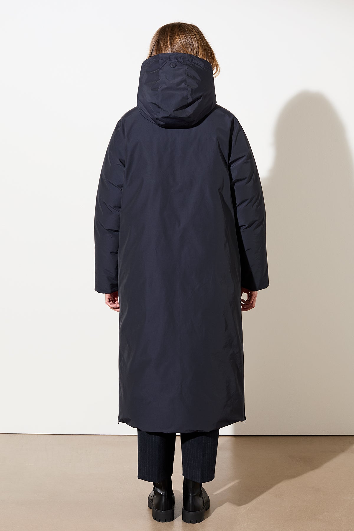 langerchen-langer-mantel-aus-eco-daune-mit-kapuze-navy-blau image 5