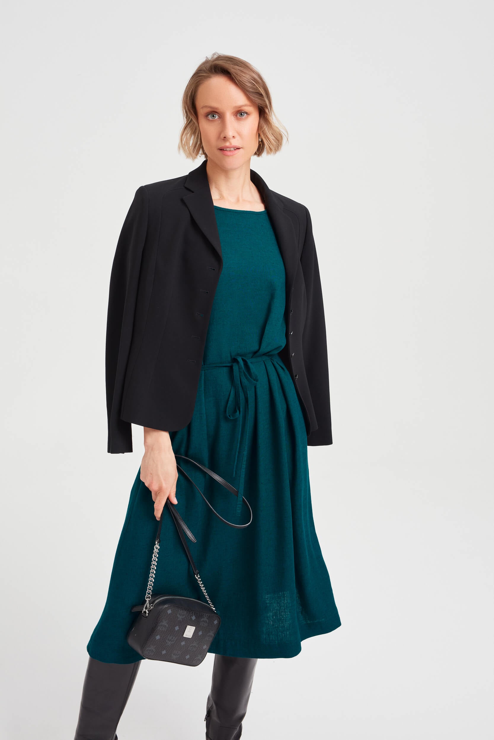 ayani-nika-rundhals-kleid-mit-schmetterlings-rmeln-in-gr-n image 3