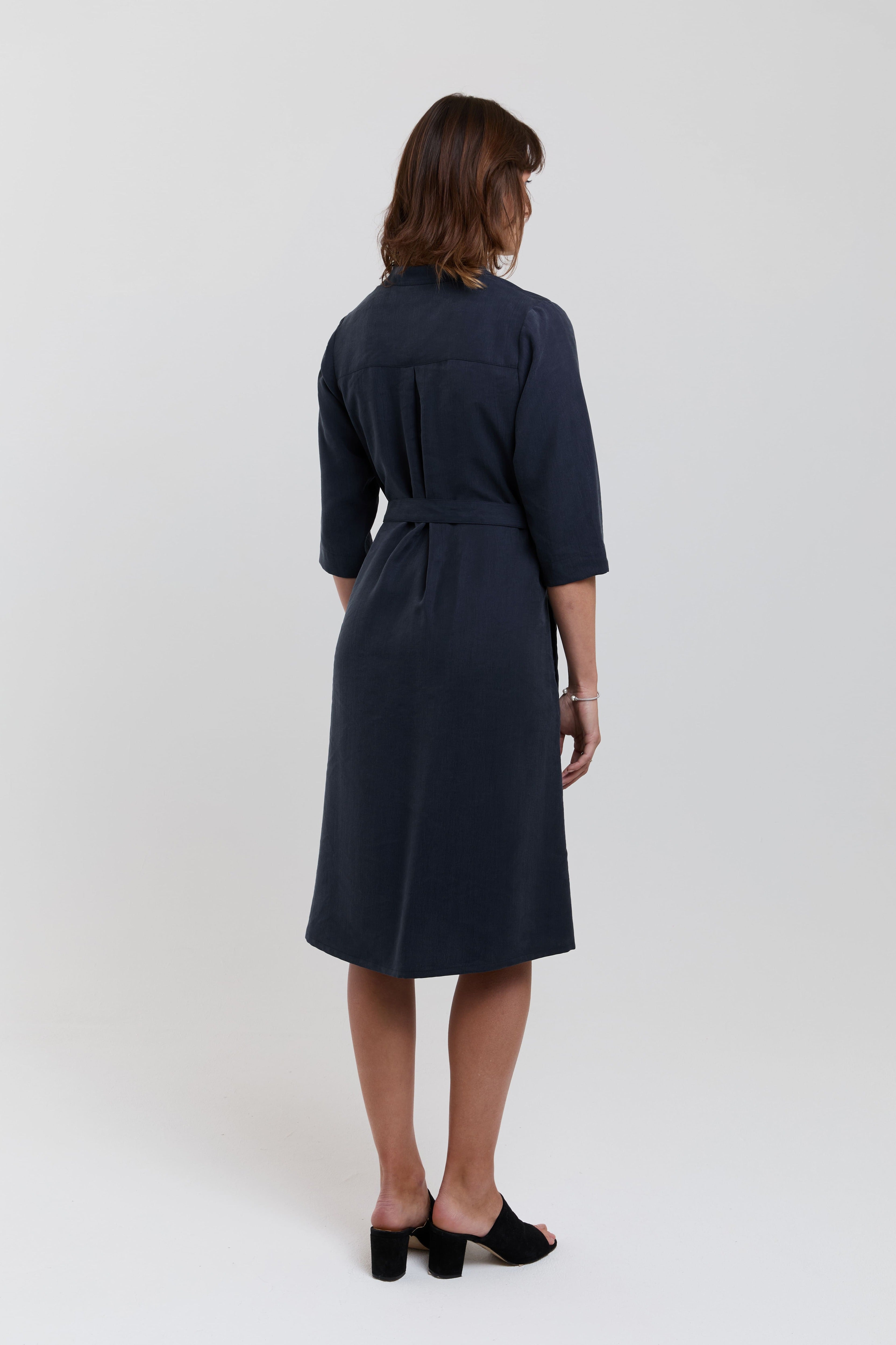 ayani-anne-hemd-kleid-in-dunkelblau-aus-tencel image 5
