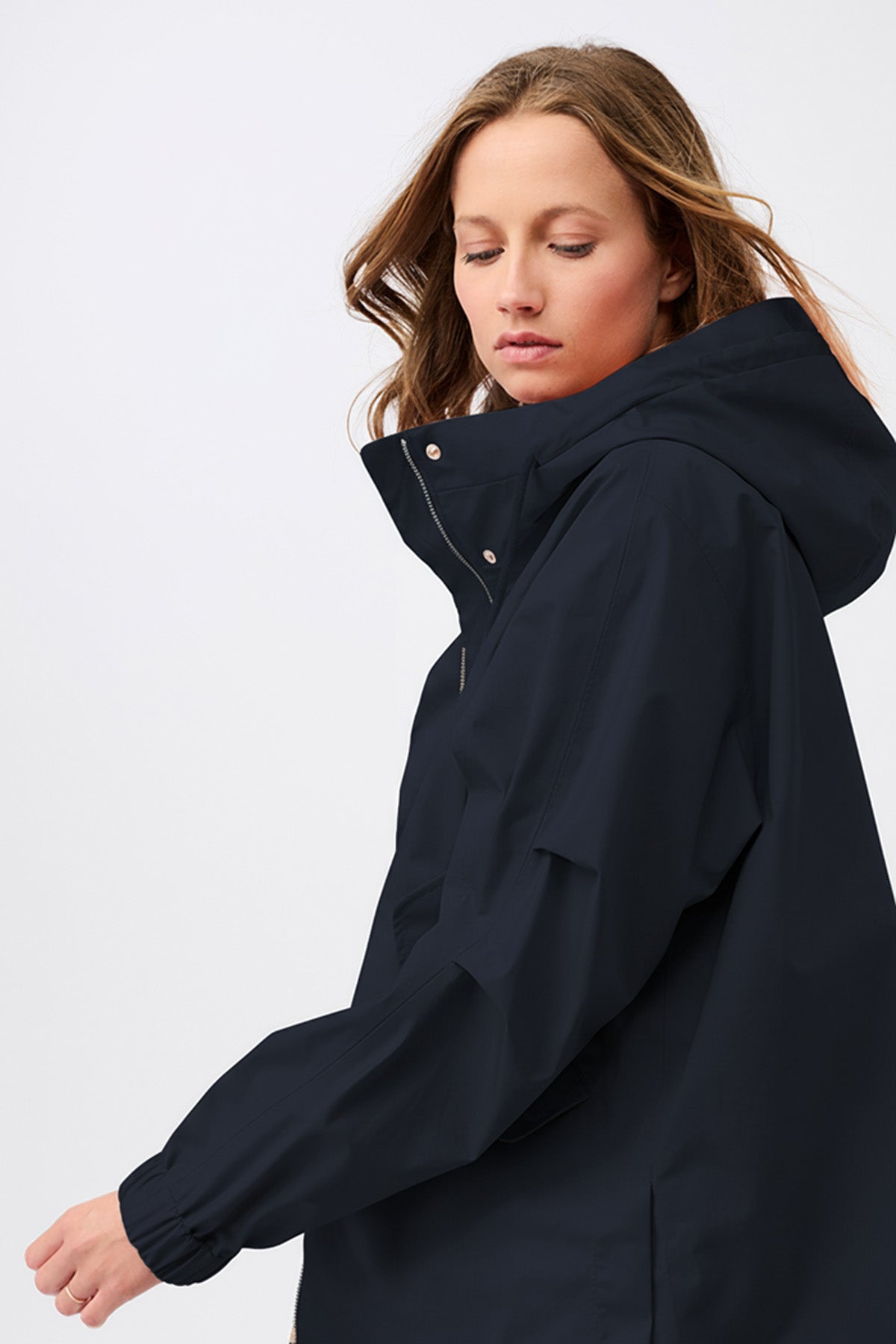 langerchen-kapuzenjacke-mit-falten-am-arm-navy image 2