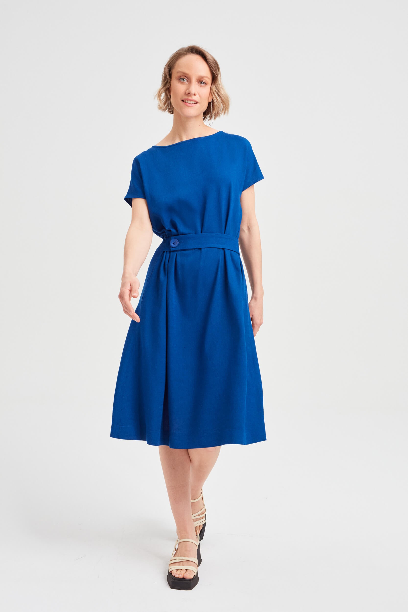 ayani-sati-midi-kleid-mit-bootsausschnitt-in-ozeanblau image 3
