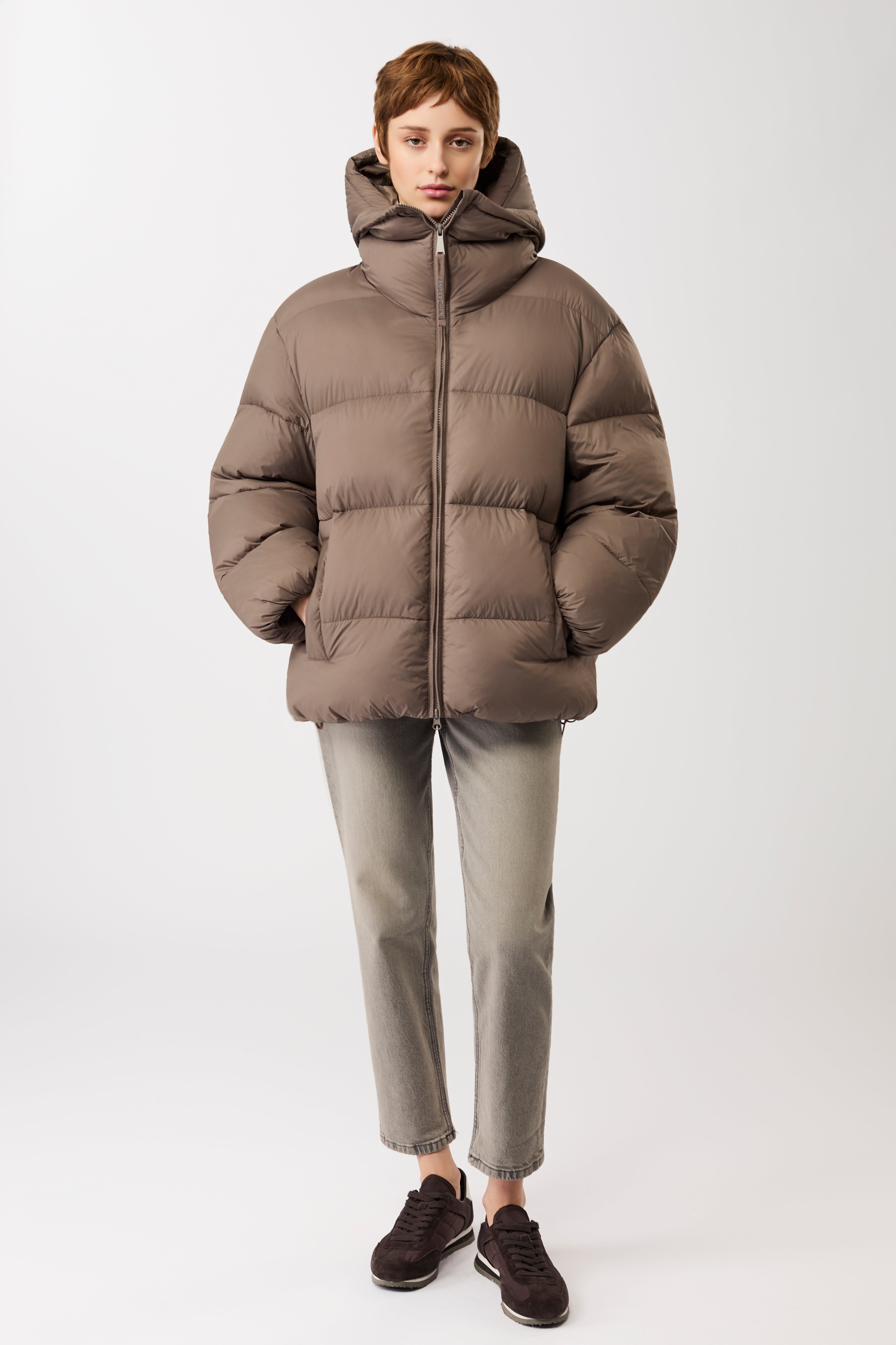 langerchen-steppjacke-mit-kragen-und-abnehmbarer-kapuze-in-concrete image 2