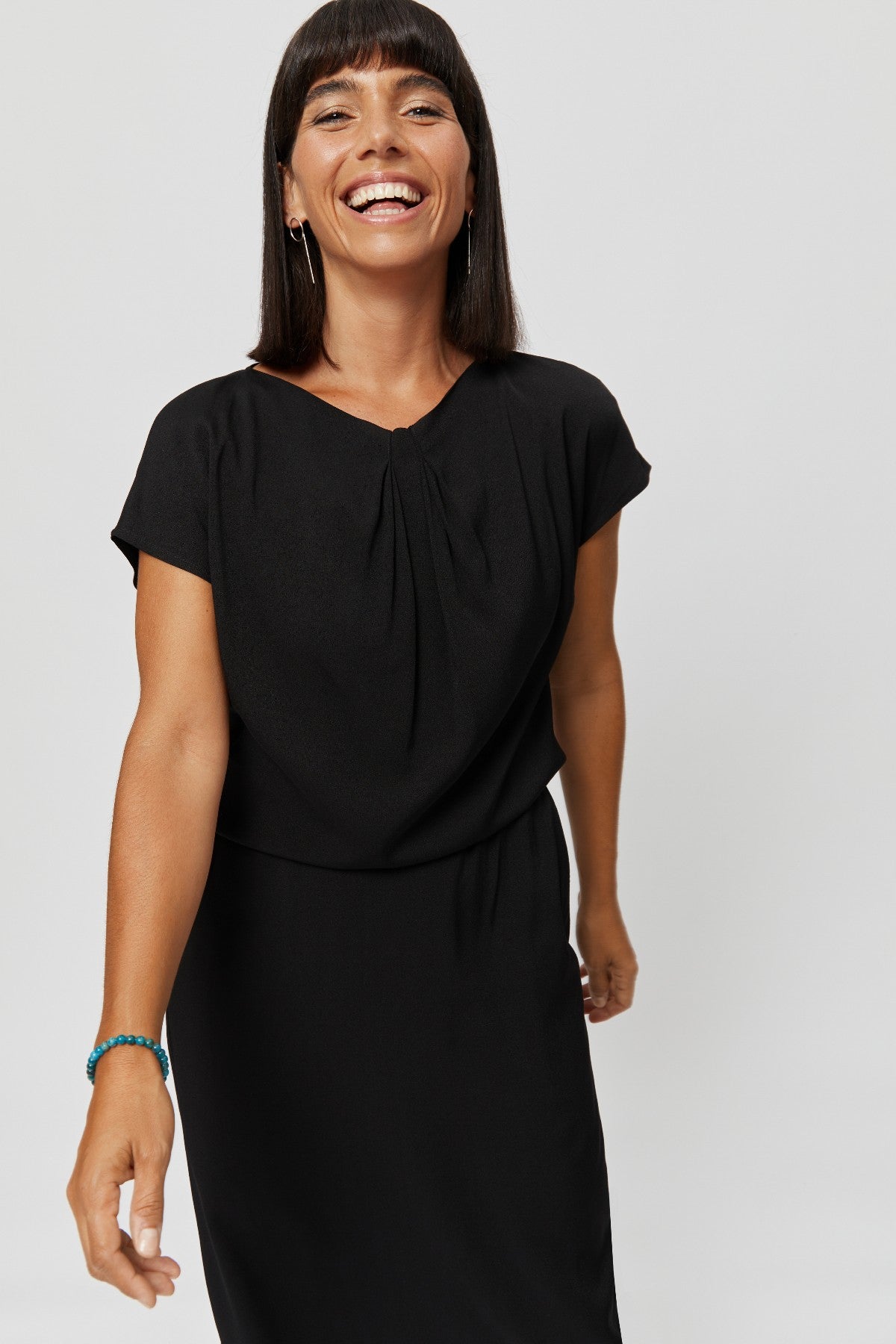 ayani-amy-midi-kleid-mit-bleistiftrock-und-ausschnitt-detail-in-schwarz image 7