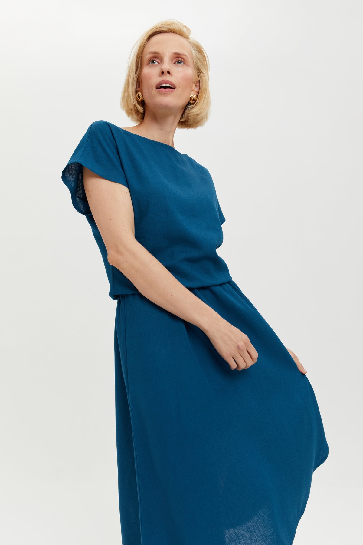 ayani-nane-leinen-kleid-mit-kurzarm-in-petrol-blau image 5