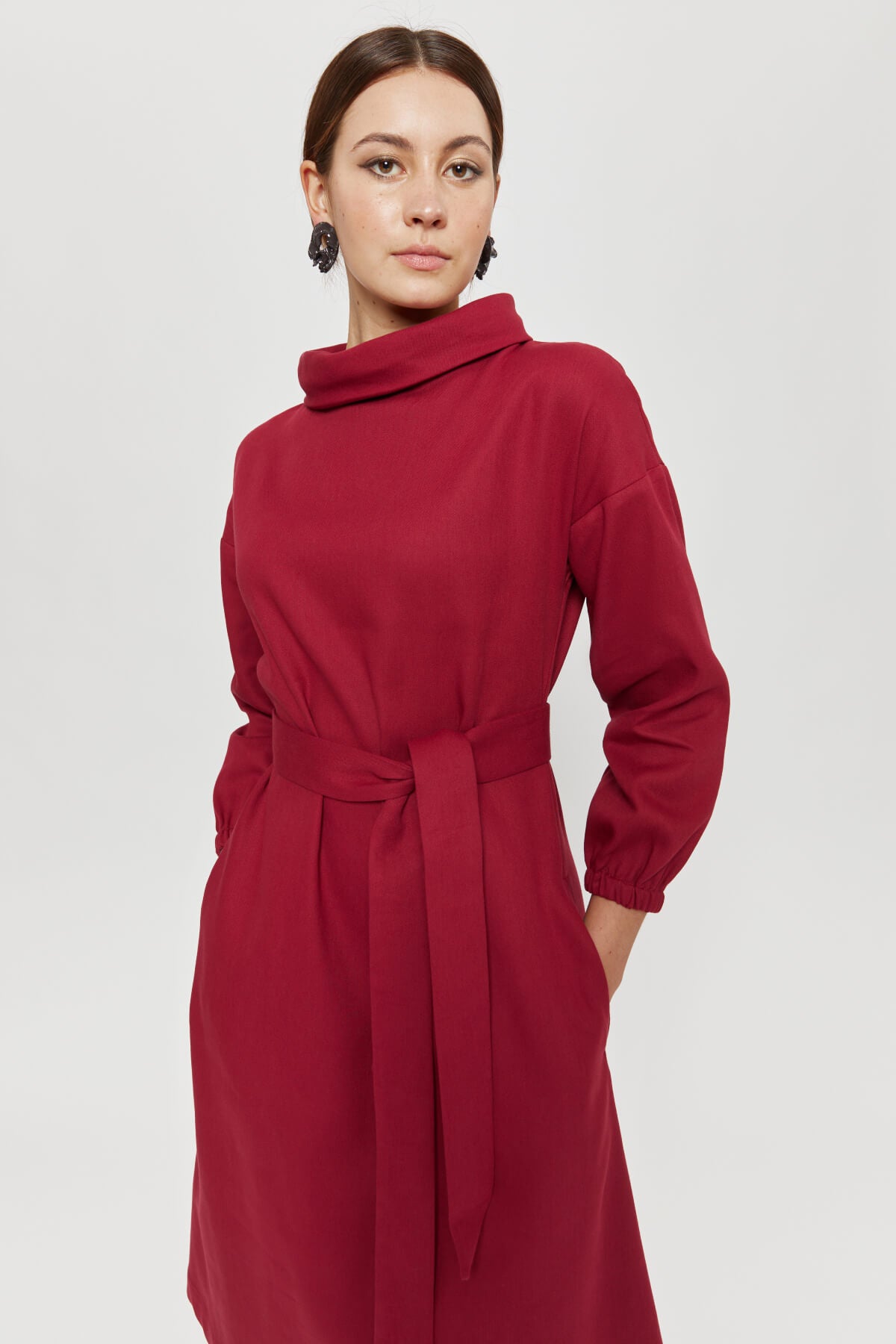 ayani-amalia-midi-winterkleid-mit-rundhals-in-rot-bordo image 1