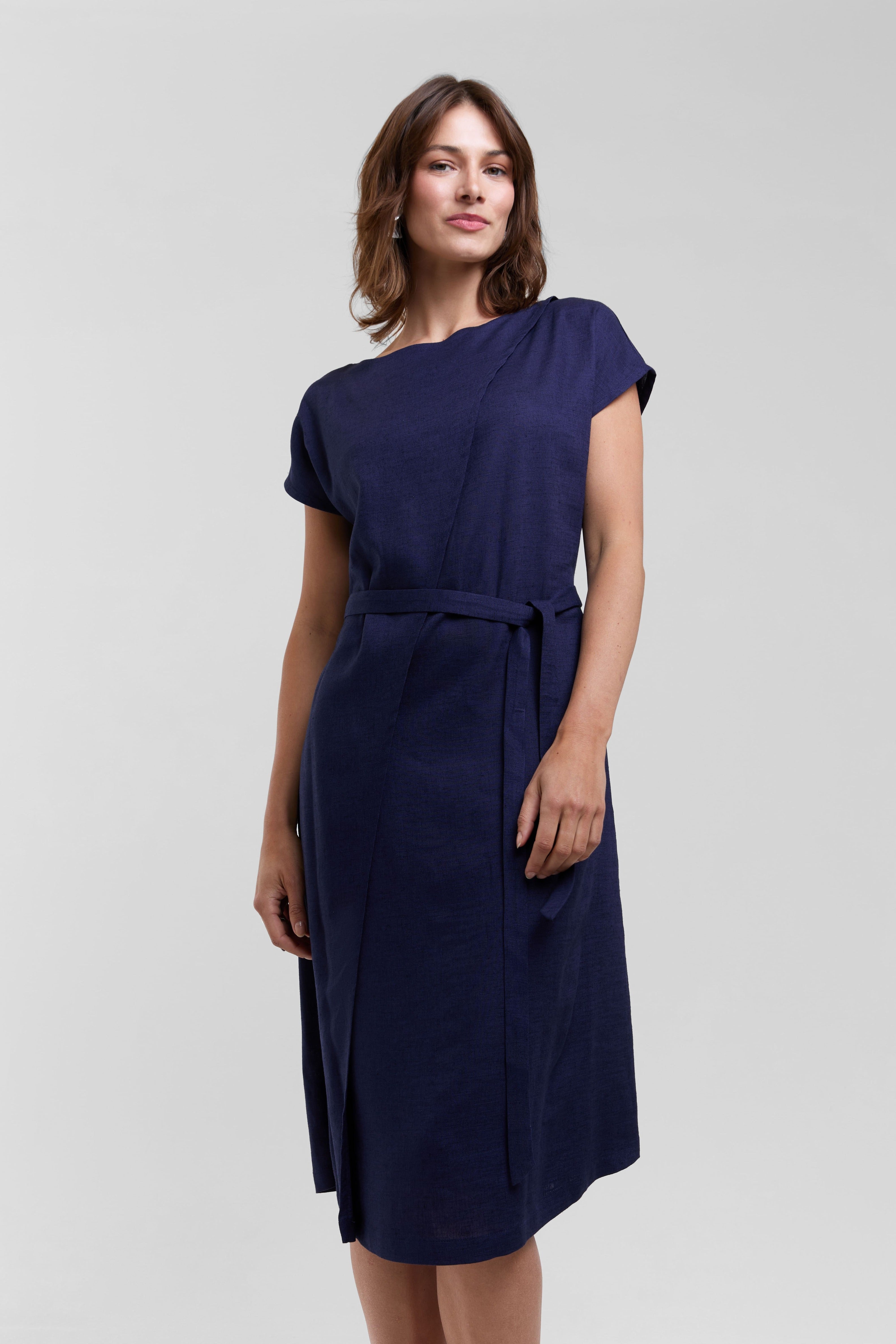 ayani-julia-elegantes-midi-kleid-mit-tailleng-rteln-in-dunkelblau image 1