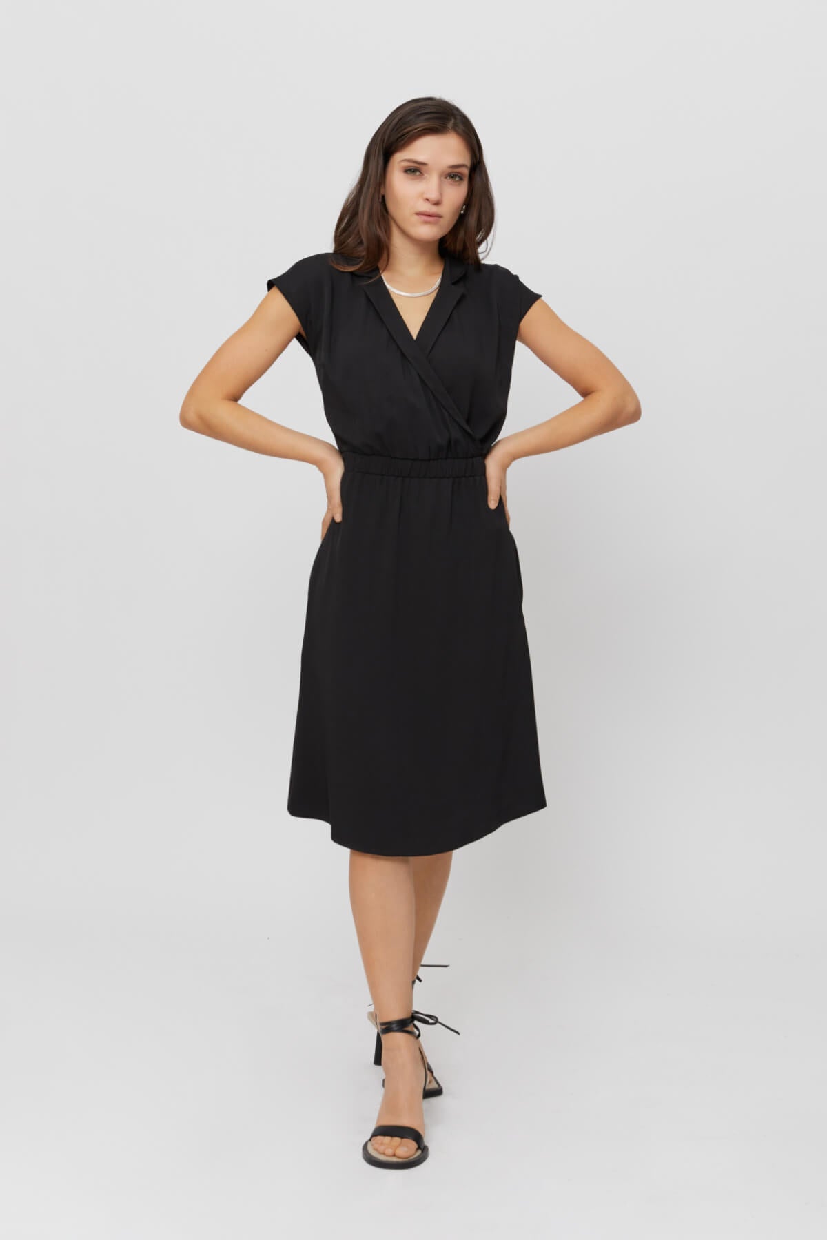 ayani-lilit-formelles-midi-kleid-mit-wickel-optik-in-schwarz image 3