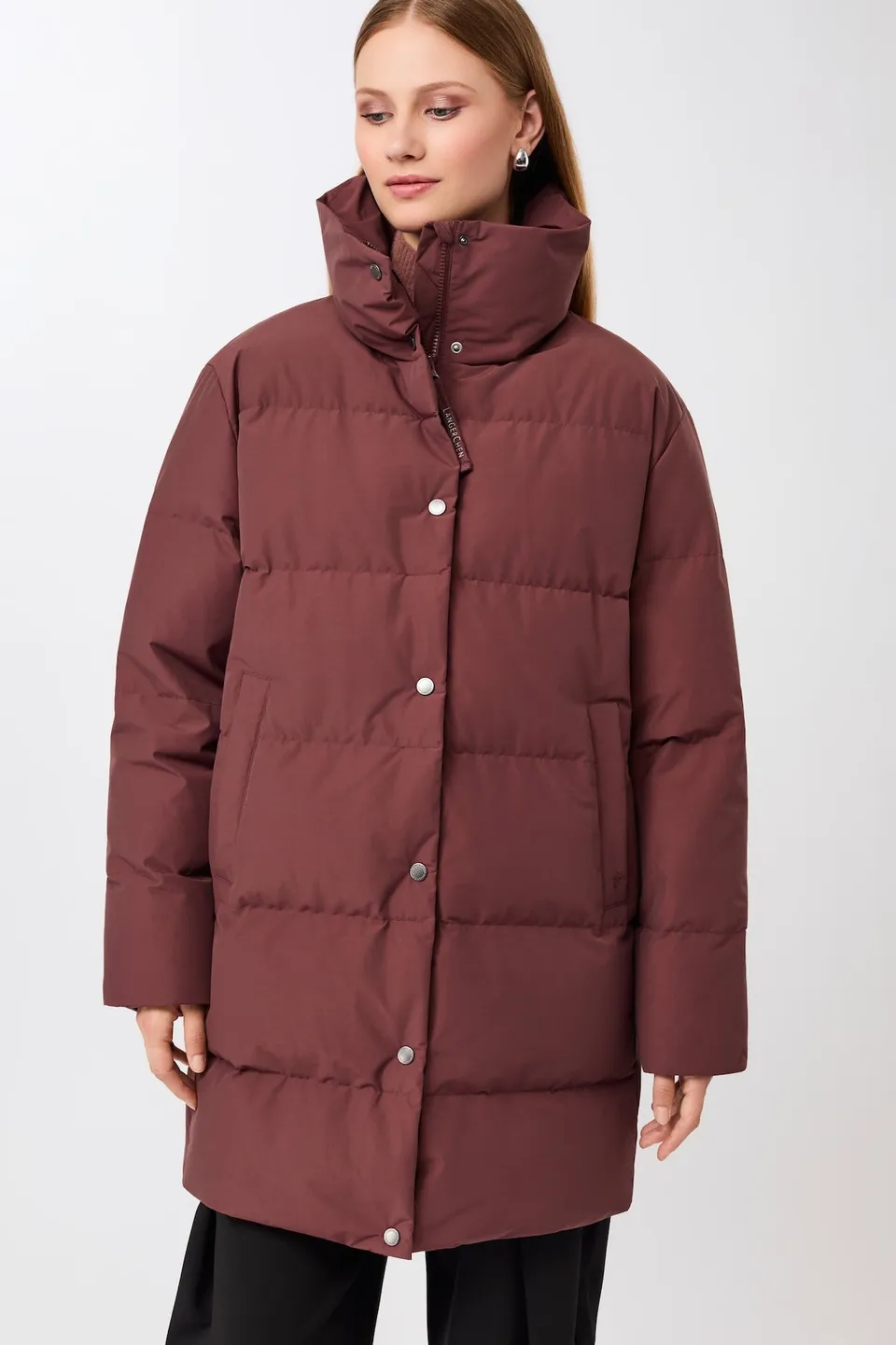 langerchen-jacke-mit-stehkragen-aus-eco-daune-kurze-jacke-burgundy image 1