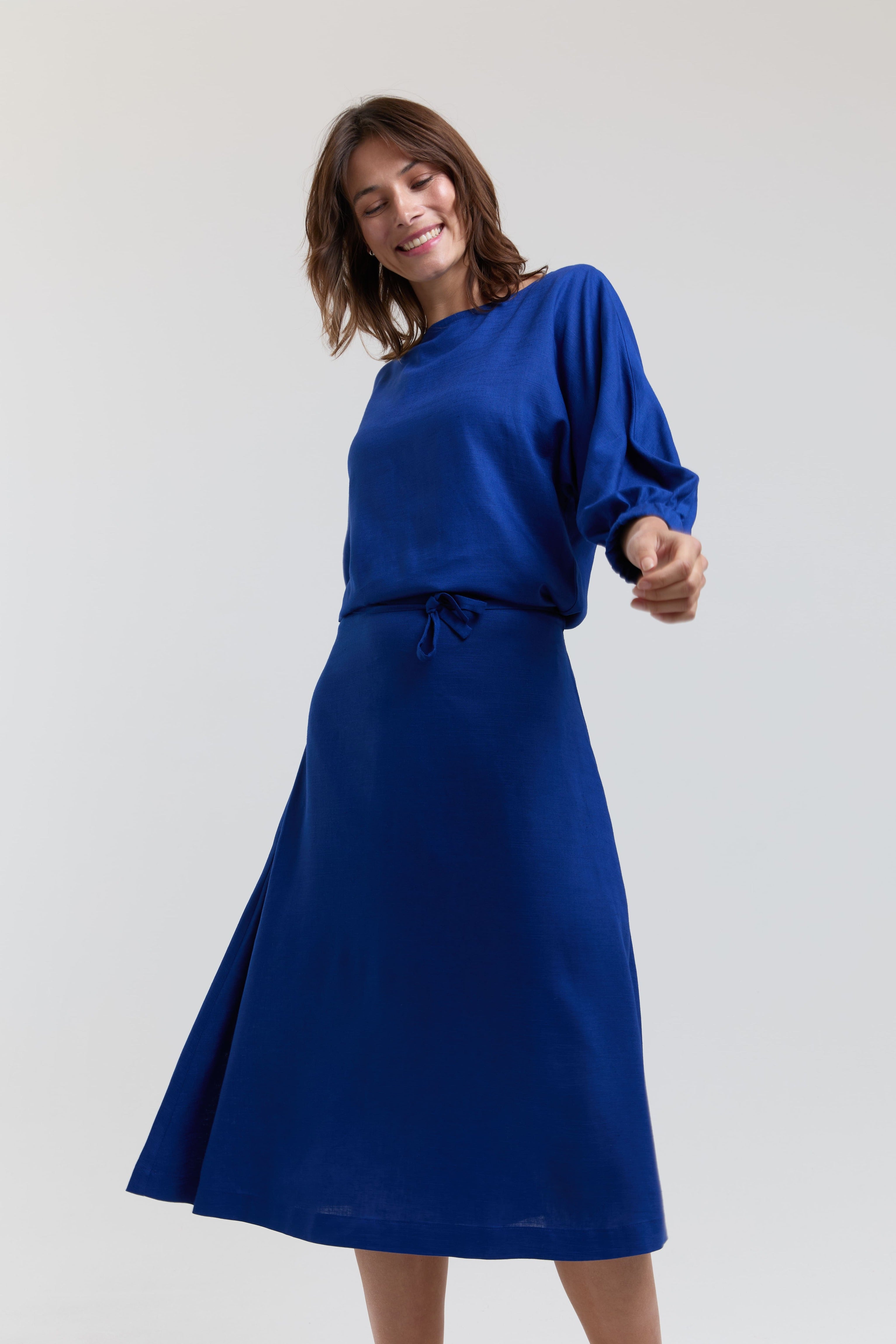 ayani-andrea-midi-dress-mit-langarm-und-verstellbarer-taille-in-ocean-blue image 5