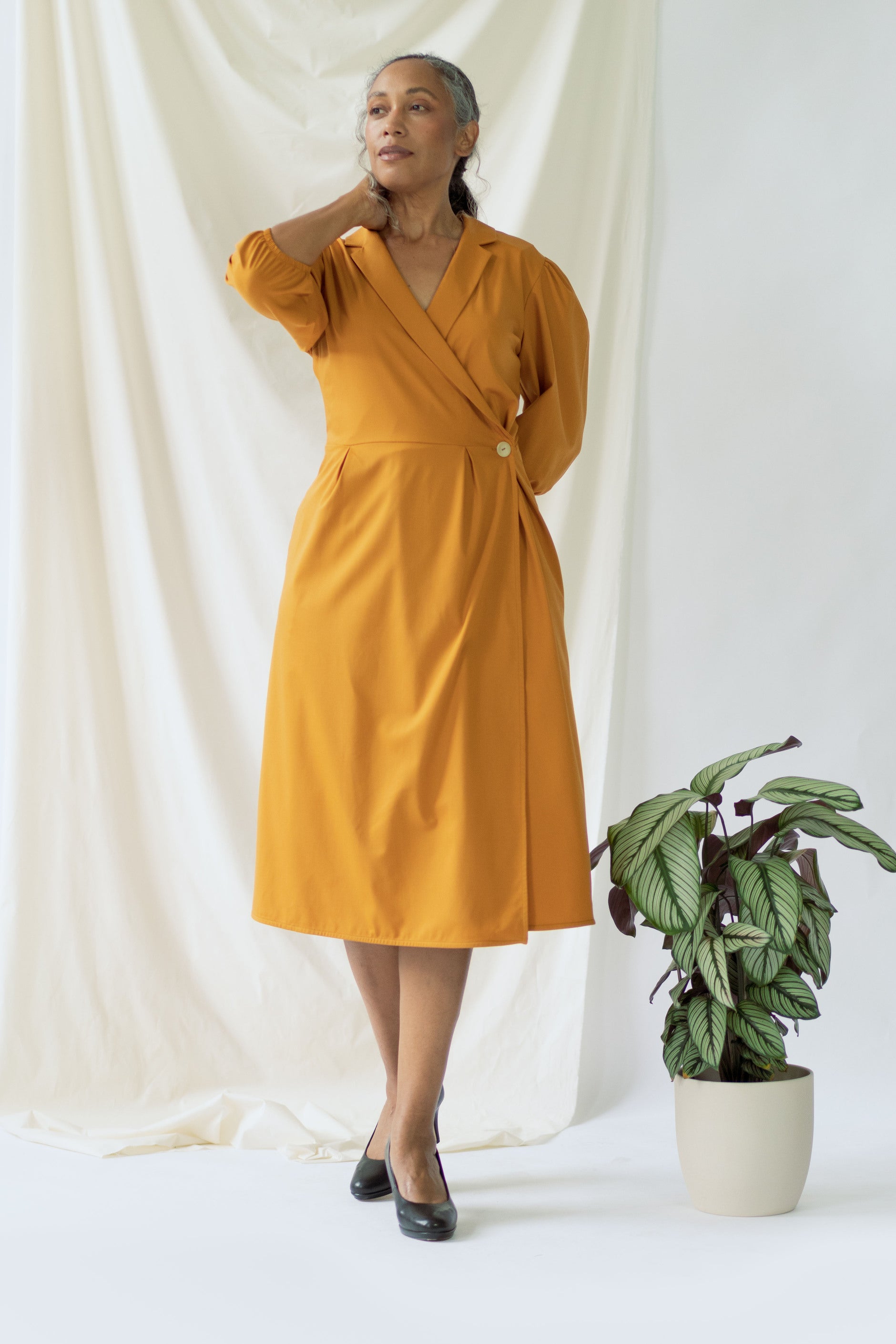 ayani-isabel-wickelkleid-mit-ballon-rmeln-in-safran image 1