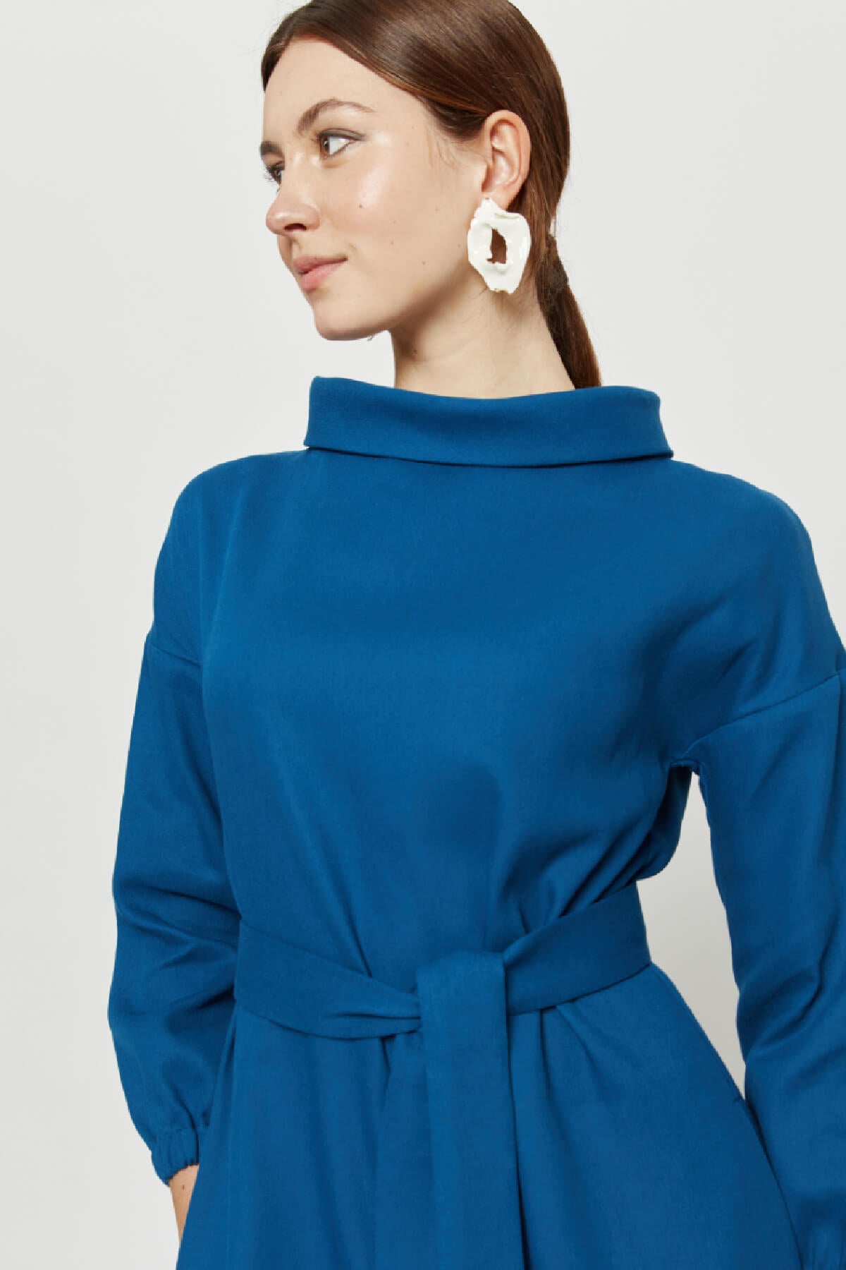 ayani-amalia-midi-winterkleid-mit-hohem-rundhals-in-petrolblau image 2