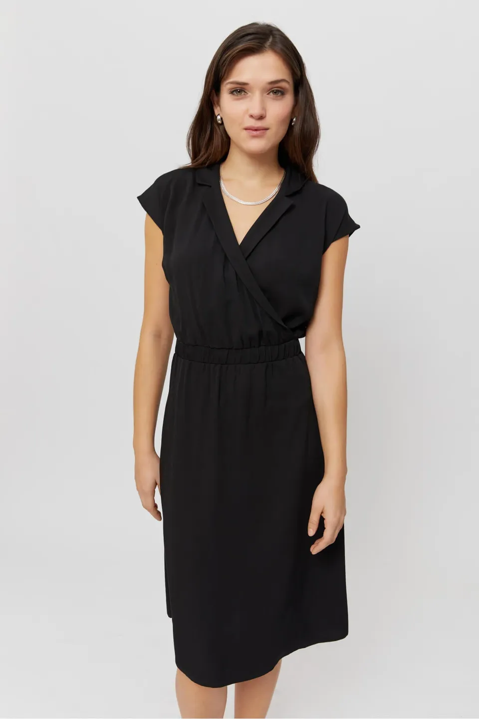 ayani-lilit-formelles-midi-kleid-mit-wickel-optik-in-schwarz image 1