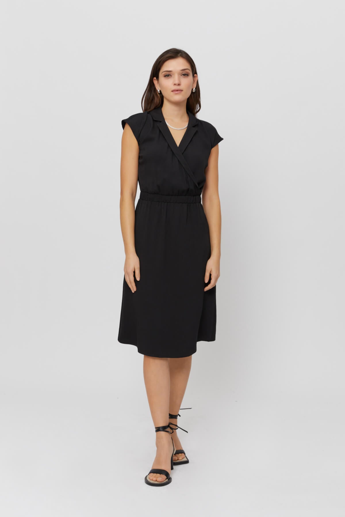 ayani-lilit-formelles-midi-kleid-mit-wickel-optik-in-schwarz image 4