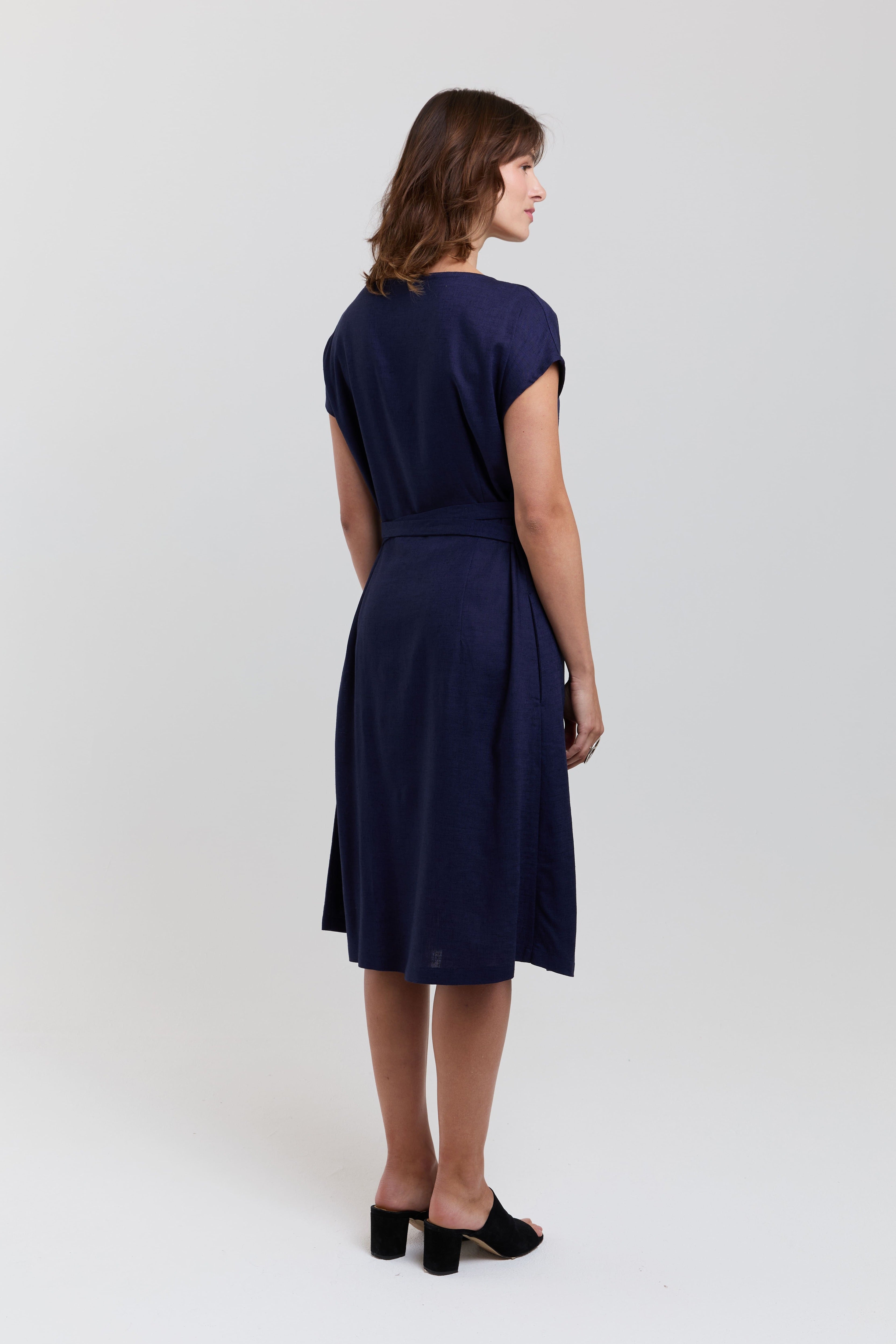 ayani-julia-elegantes-midi-kleid-mit-tailleng-rteln-in-dunkelblau image 7