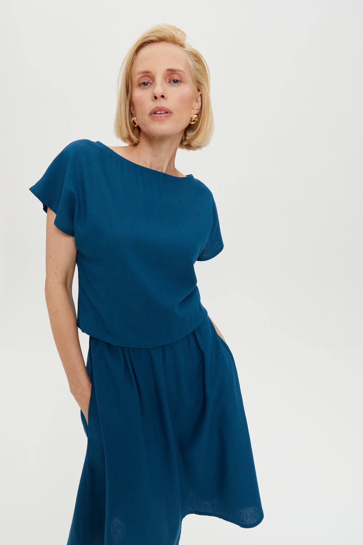 ayani-nane-leinen-kleid-mit-kurzarm-in-petrol-blau image 2