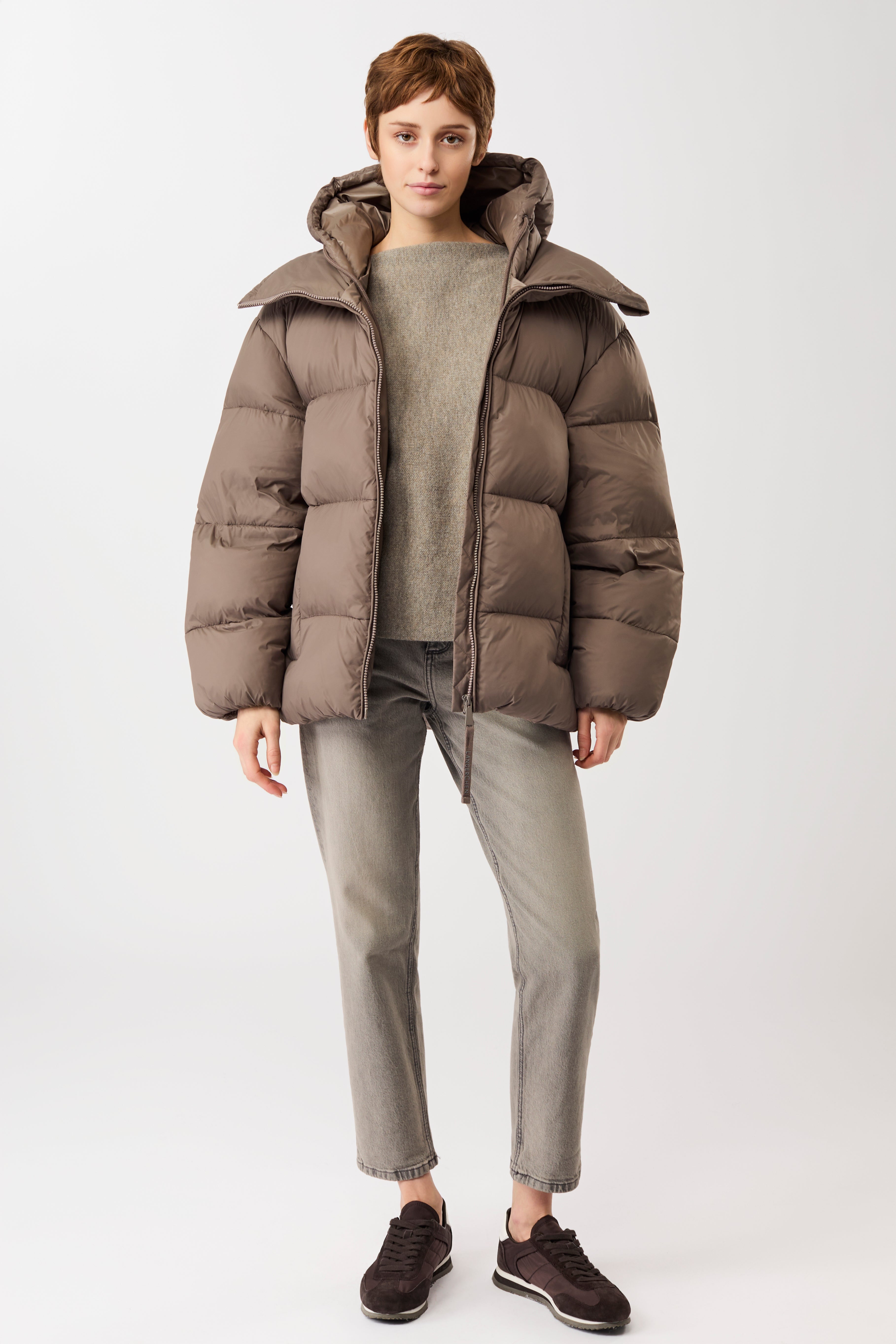 langerchen-steppjacke-mit-kragen-und-abnehmbarer-kapuze-in-concrete image 5