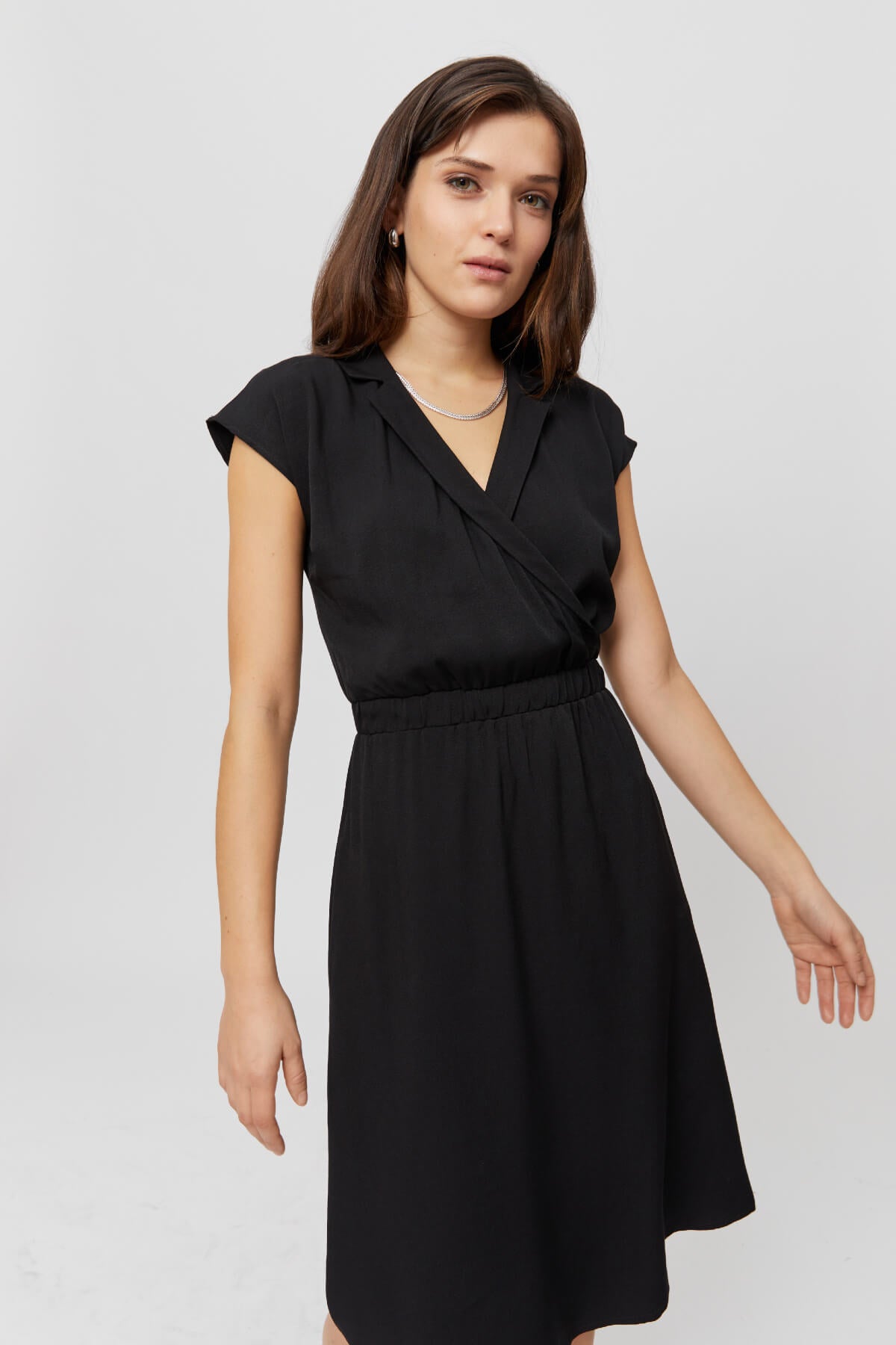 ayani-lilit-formelles-midi-kleid-mit-wickel-optik-in-schwarz image 6