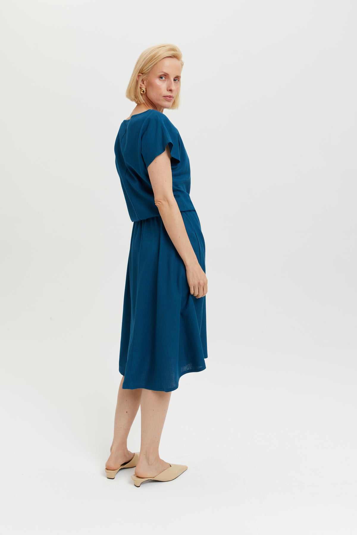 ayani-nane-leinen-kleid-mit-kurzarm-in-petrol-blau image 6