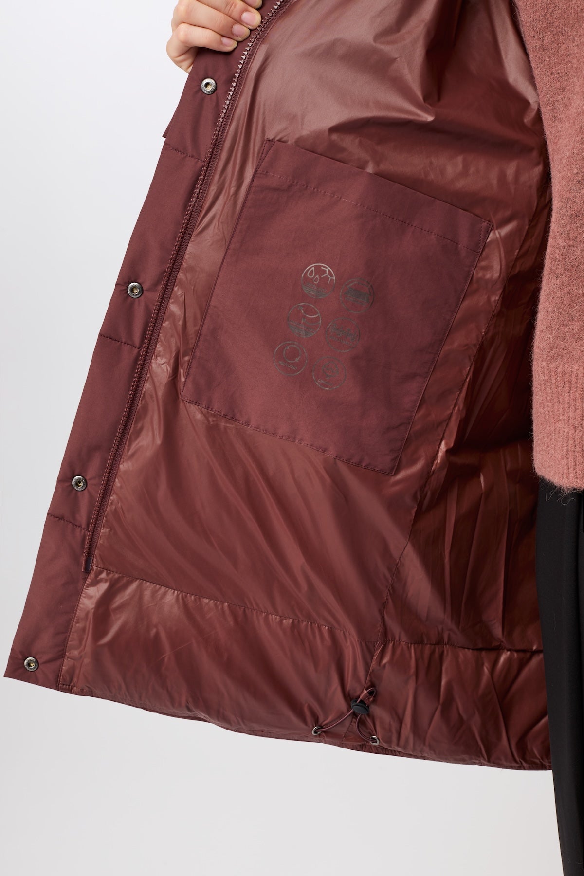 langerchen-jacke-mit-stehkragen-aus-eco-daune-kurze-jacke-burgundy image 5