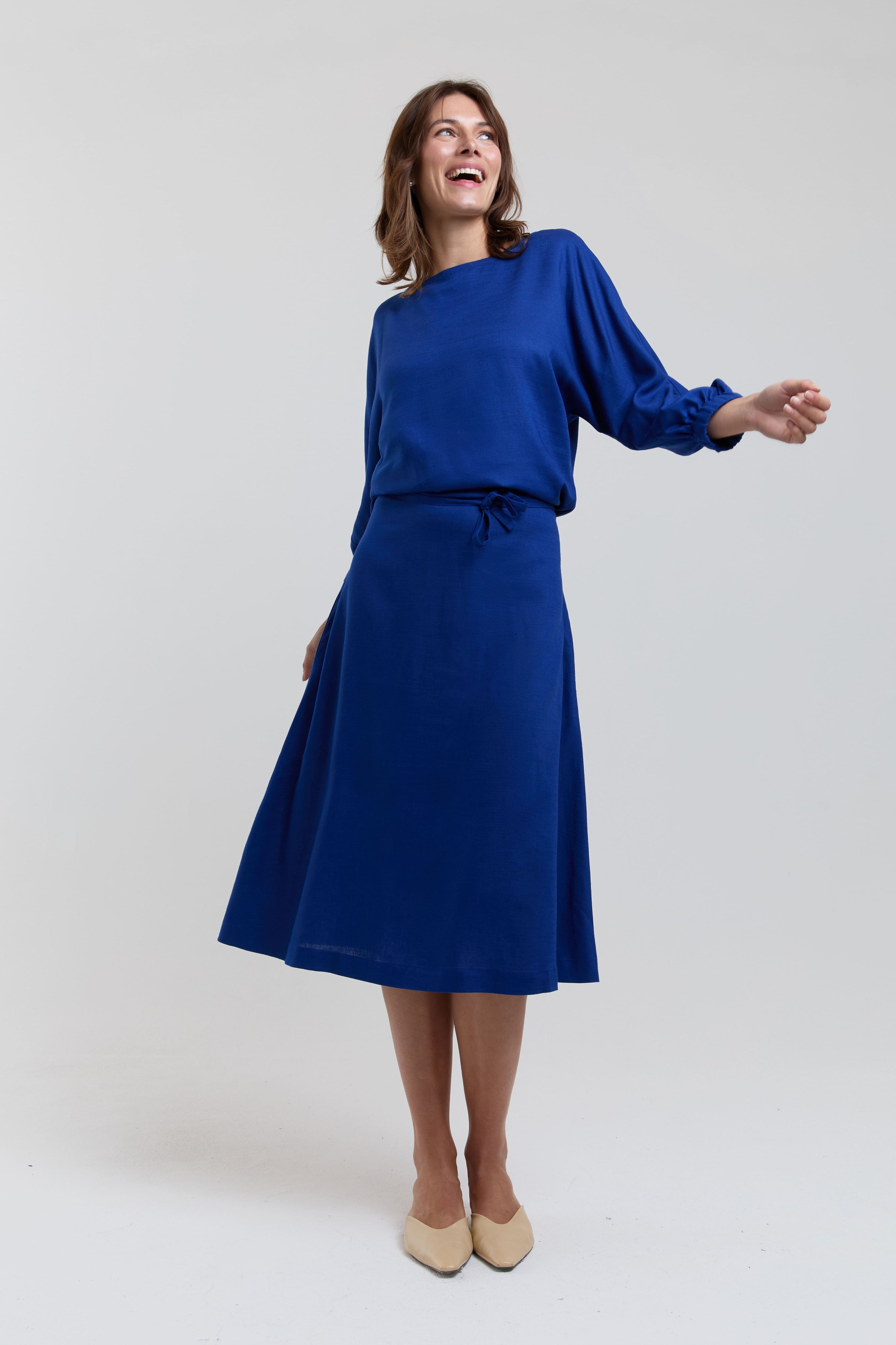 ayani-andrea-midi-dress-mit-langarm-und-verstellbarer-taille-in-ocean-blue image 2