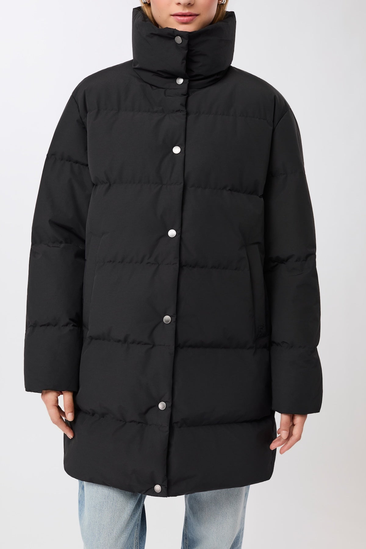 langerchen-jacke-mit-stehkragen-aus-eco-daune-black-kurz image 2