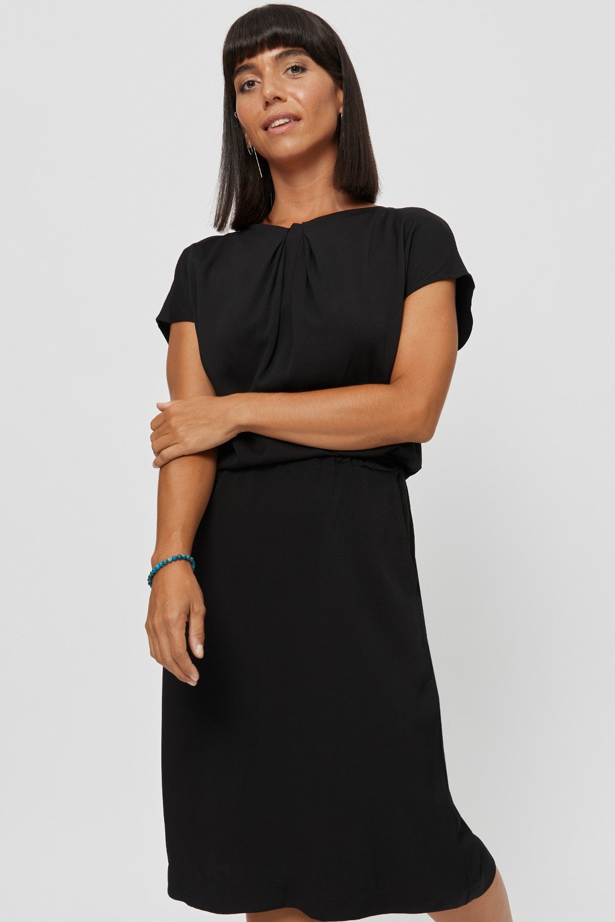 ayani-amy-midi-kleid-mit-bleistiftrock-und-ausschnitt-detail-in-schwarz image 8