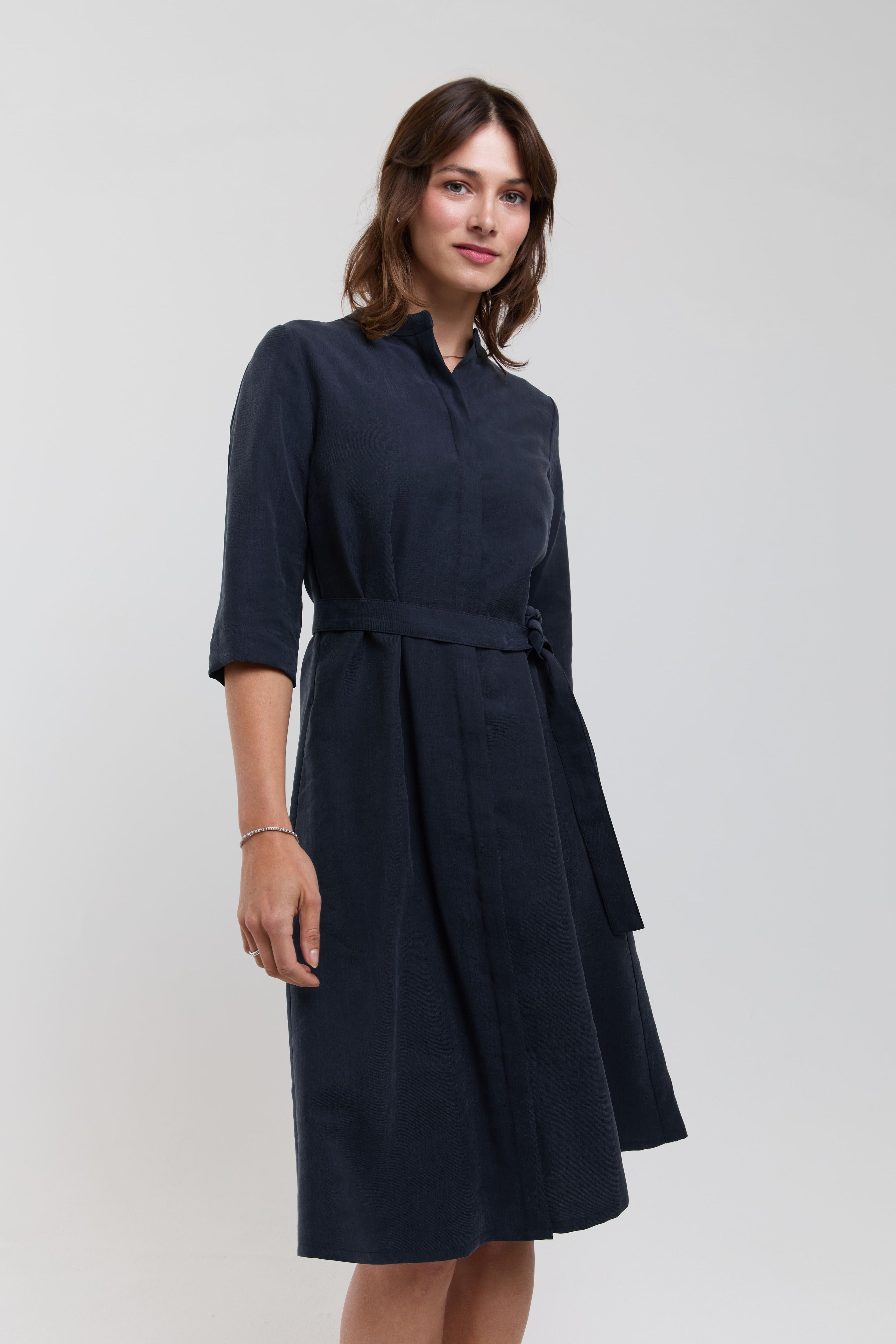 ayani-anne-hemd-kleid-in-dunkelblau-aus-tencel image 3
