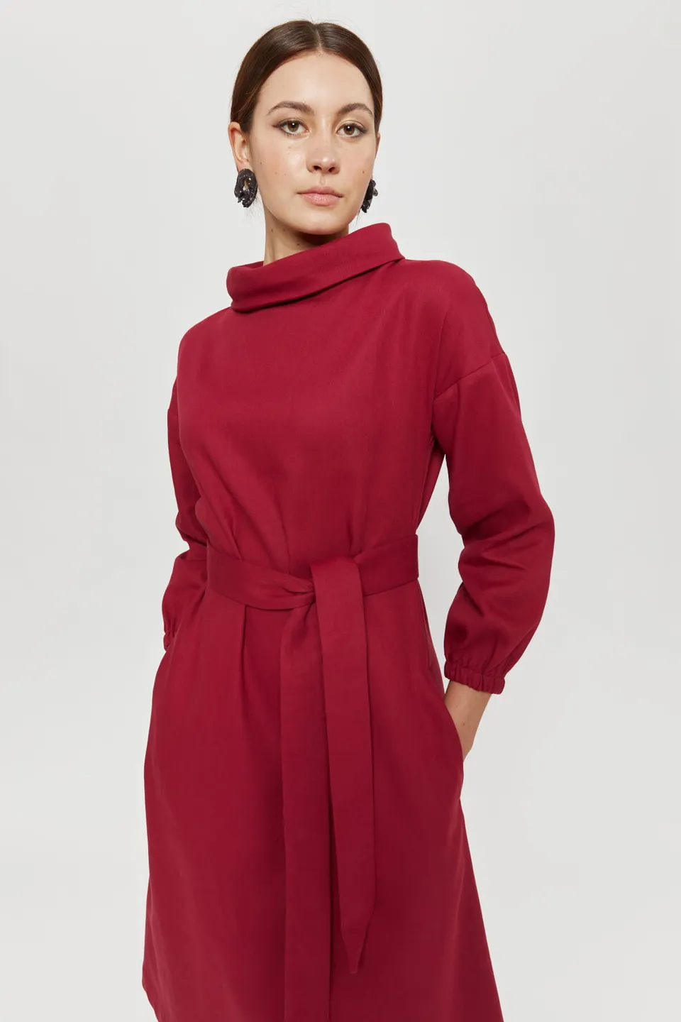 ayani-amalia-midi-winterkleid-mit-rundhals-in-rot-bordo image 1
