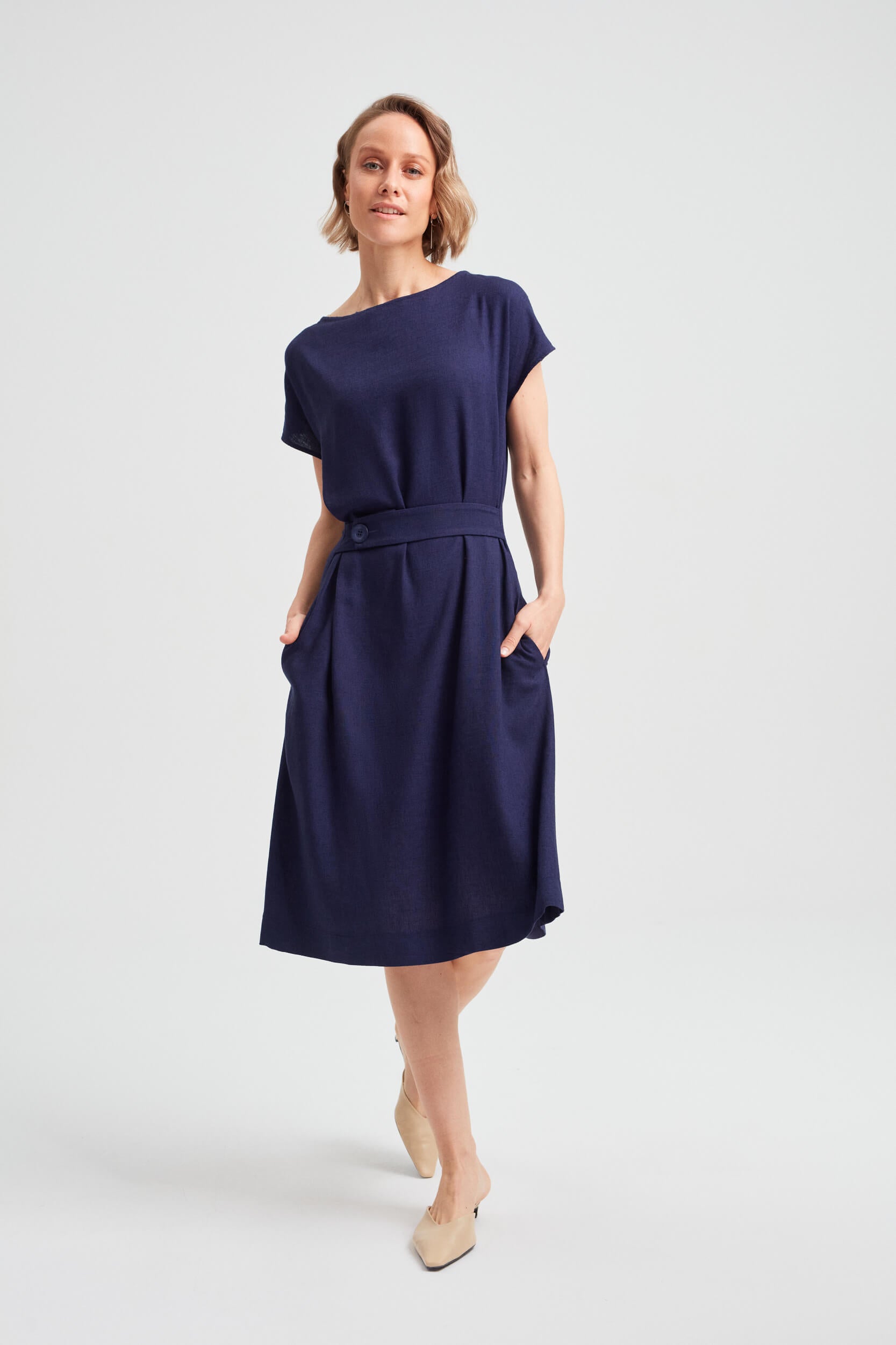 ayani-sati-midi-kleid-bootsausschnitt-schwarz-blau image 2