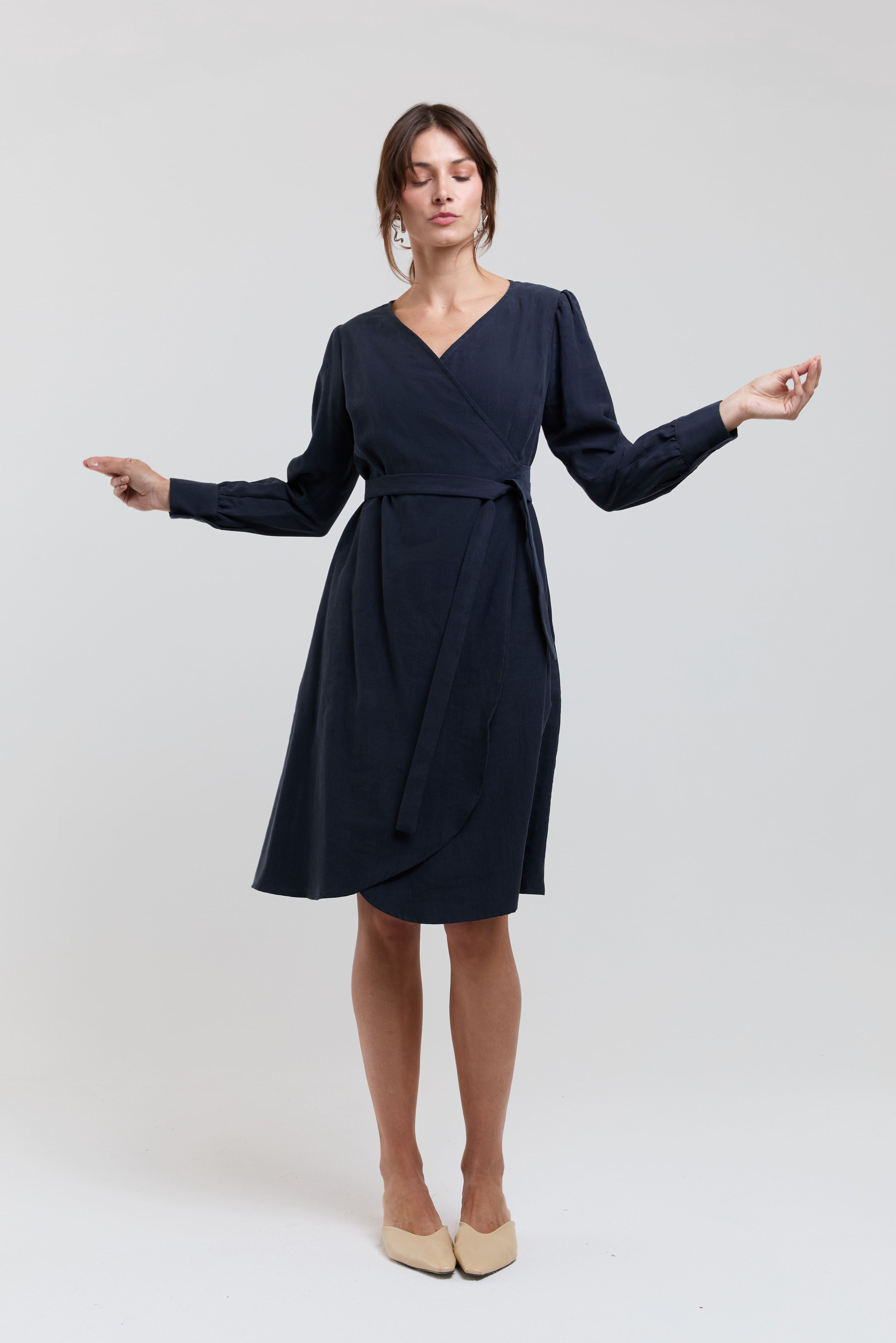 ayani-sophie-wickel-kleid-mit-puff-rmeln-und-taillenband-in-dunkelblau image 4