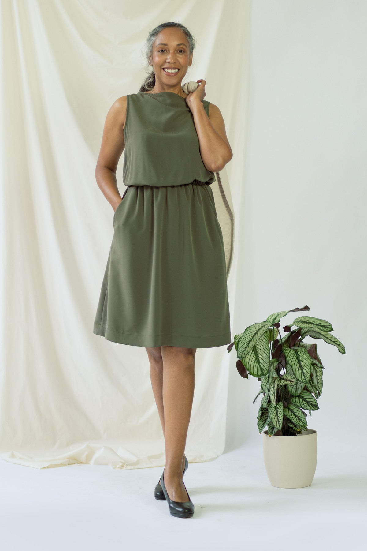 ayani-bella-rmelloses-drapiertes-kleid-in-olivegr-n image 2