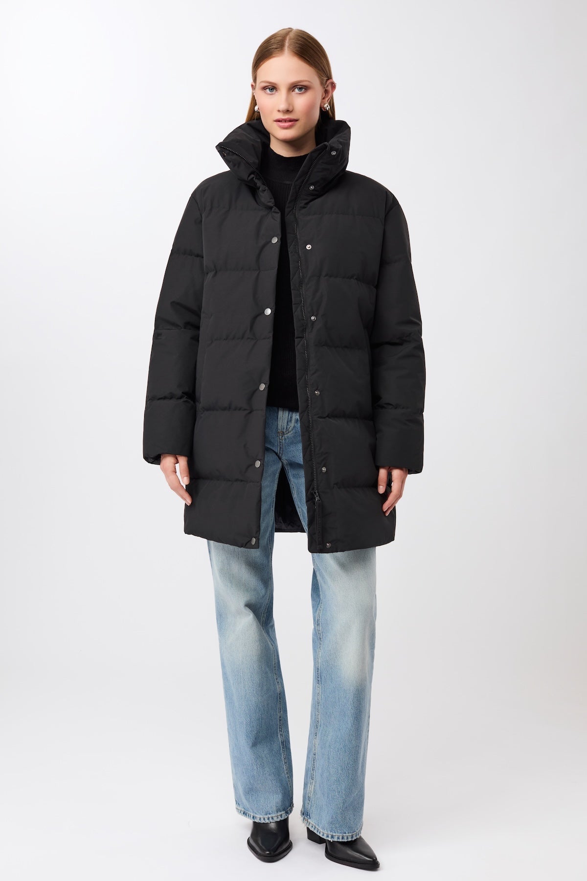 langerchen-jacke-mit-stehkragen-aus-eco-daune-black-kurz image 7