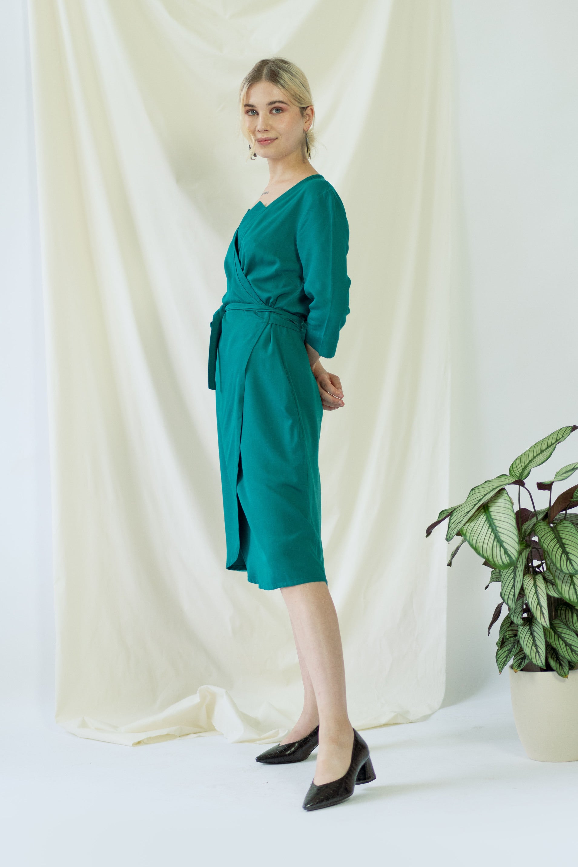 ayani-marlene-wickelkleid-in-forest-green image 2