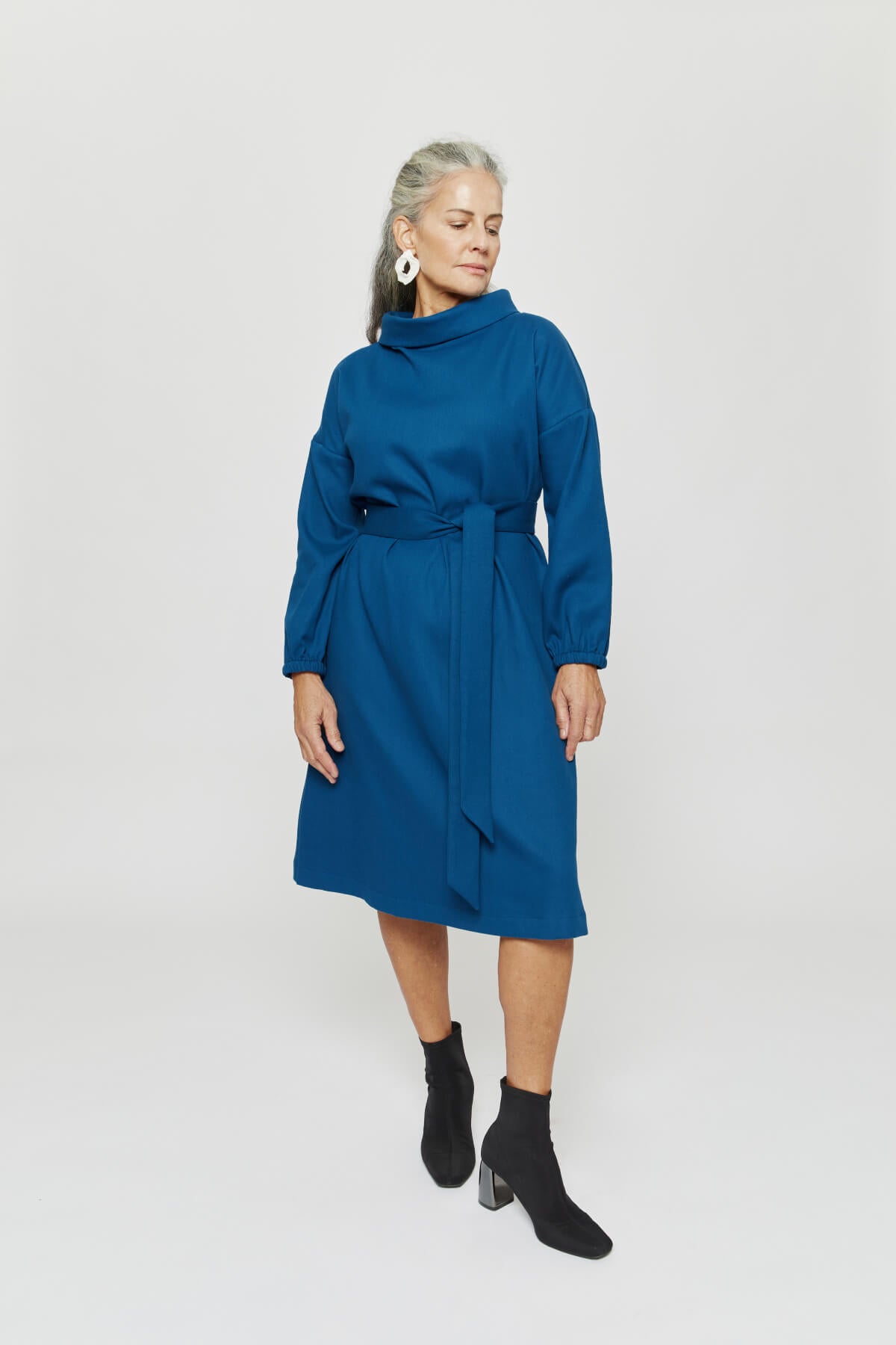 ayani-amalia-midi-winterkleid-mit-hohem-rundhals-in-petrolblau image 8