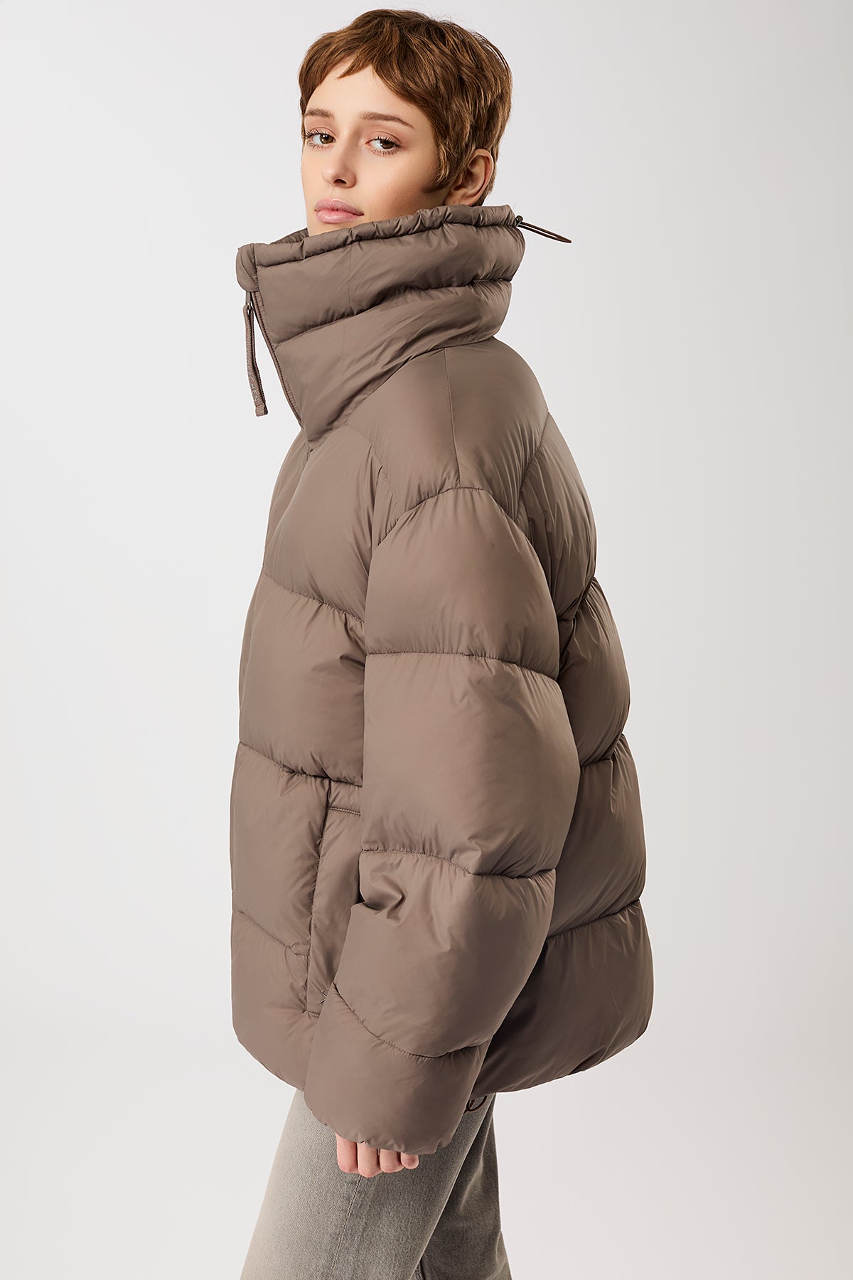 langerchen-steppjacke-mit-kragen-und-abnehmbarer-kapuze-in-concrete image 3